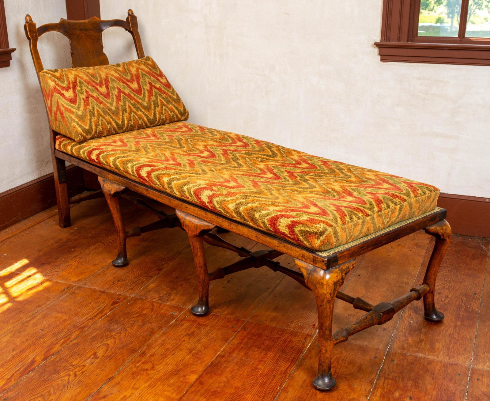 AMERICAN MAPLE QUEEN ANNE DAYBED. (1 of 3)
