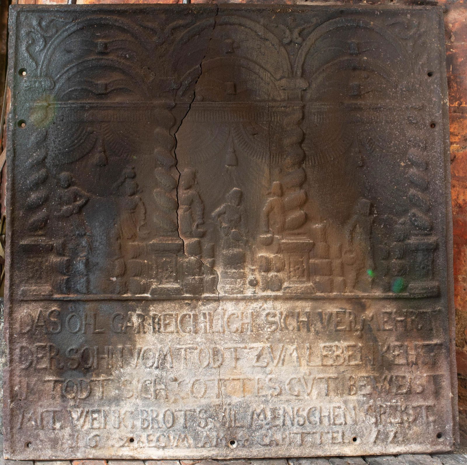 CAST IRON STOVE PLATE. (1 of 1)