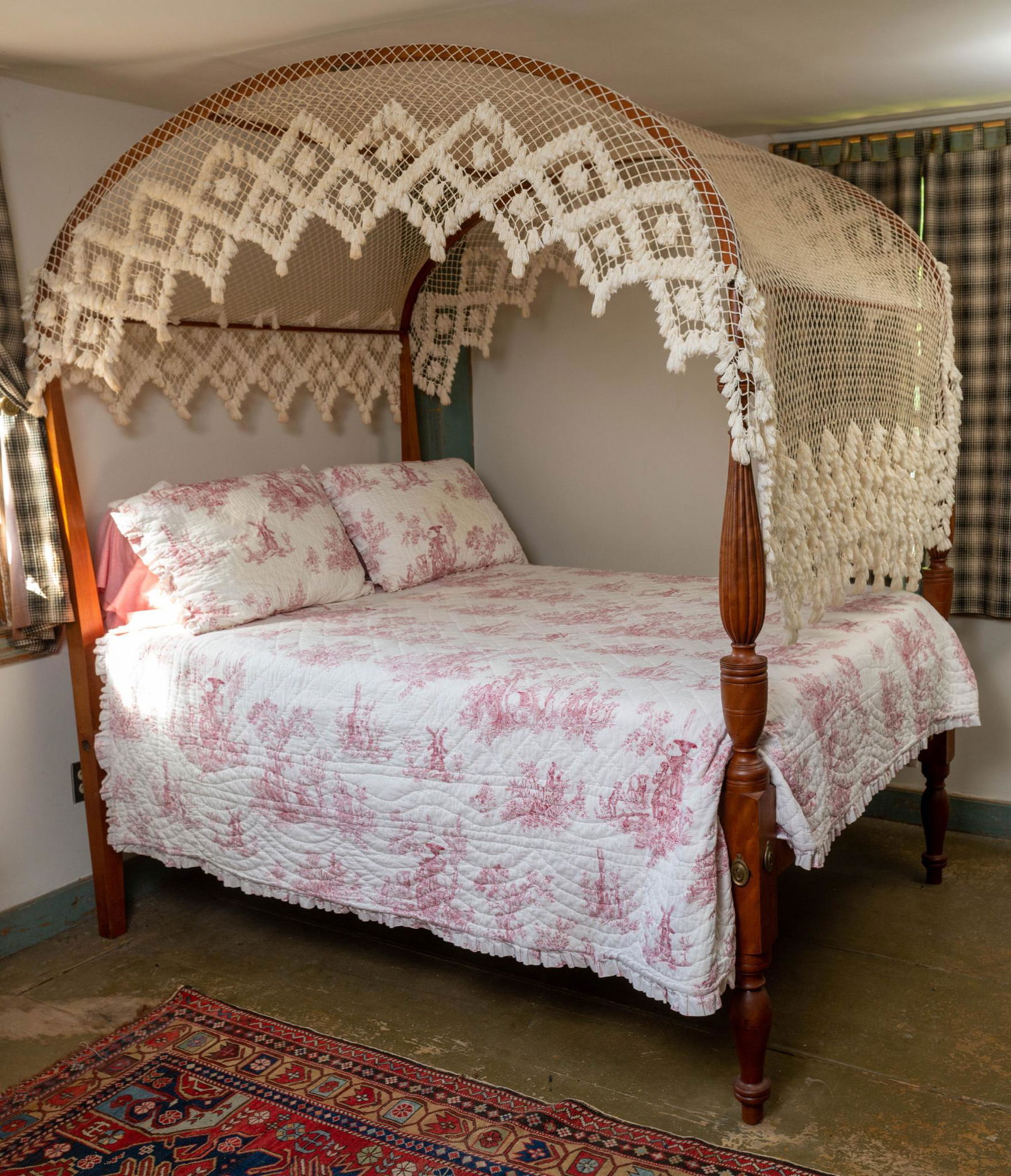 CHERRY SHERATON CANOPY TOP BED. (1 of 2)