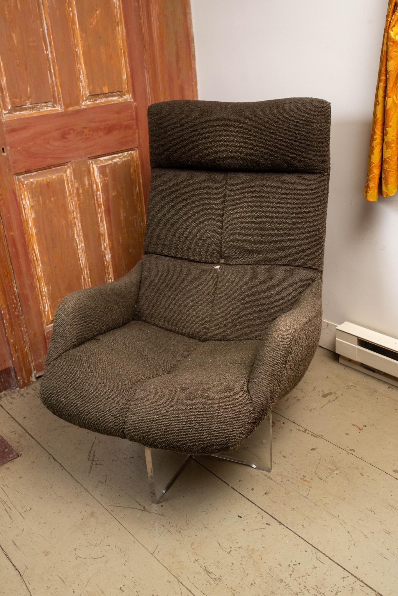 VLADIMIR KAGAN DESIGNS UPHOLSTERED SWIVEL LOUNGE CHAIR. (1 of 2)