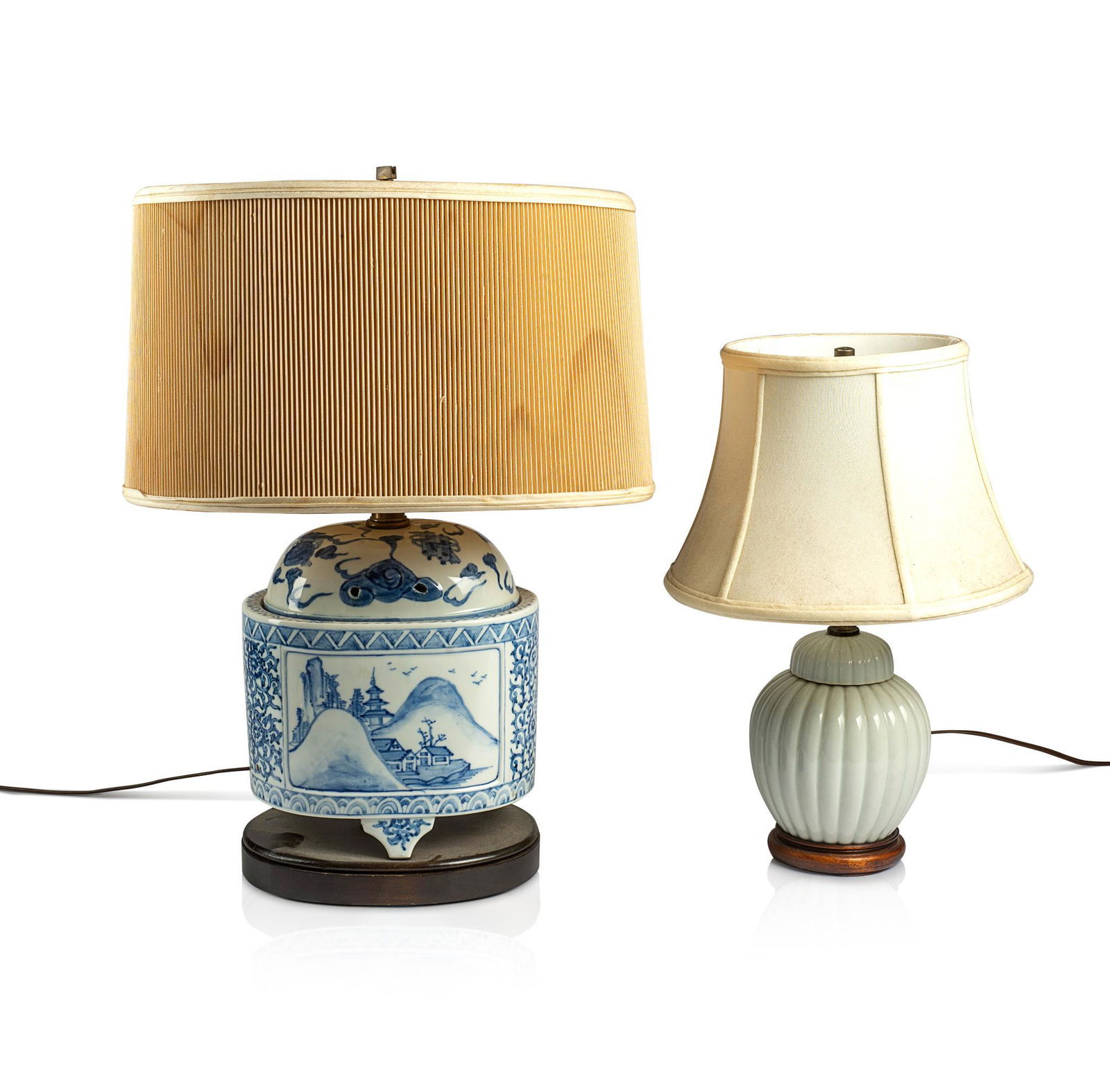 BLUE AND WHITE PORCELAIN TABLE LAMP. (1 of 2)