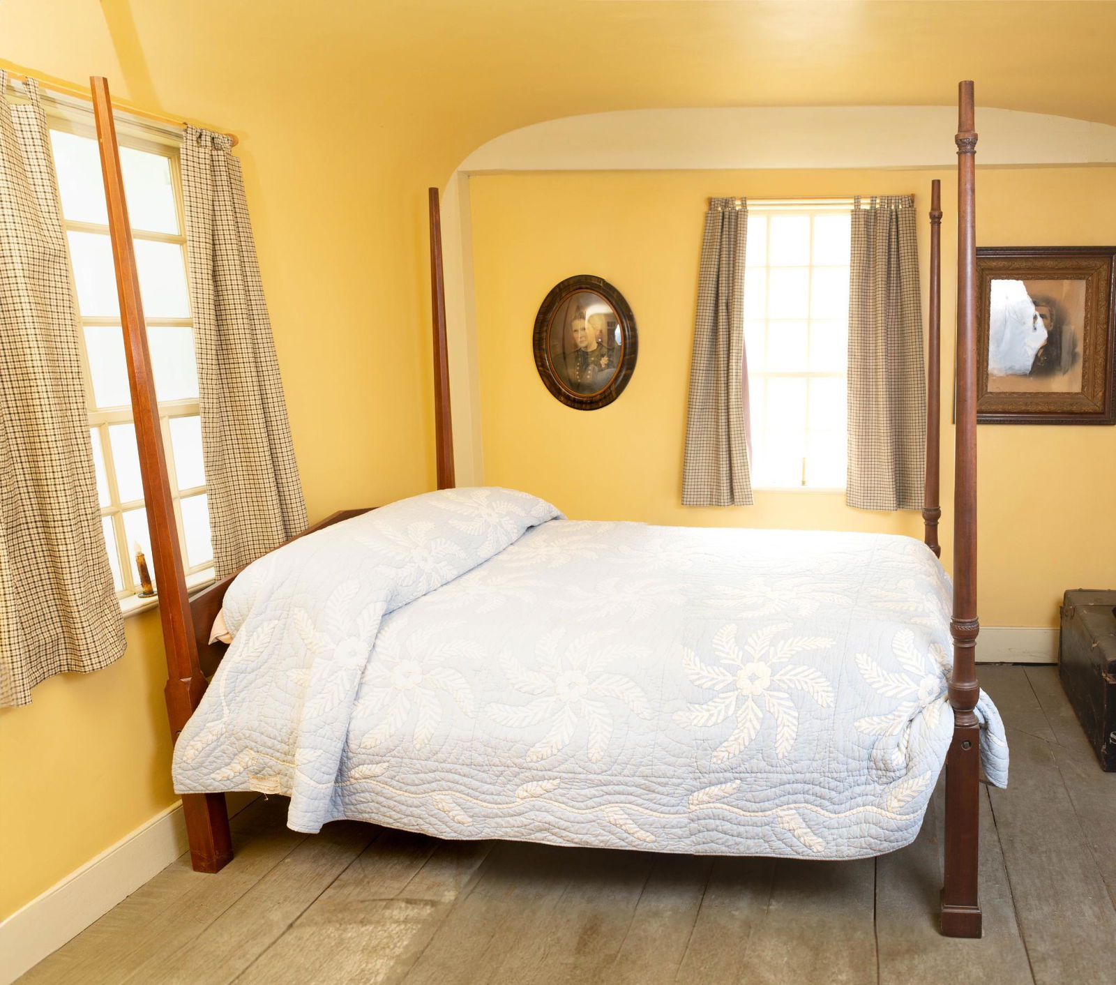 MAHOGANY SHERATON TALL POST BED. (1 of 2)