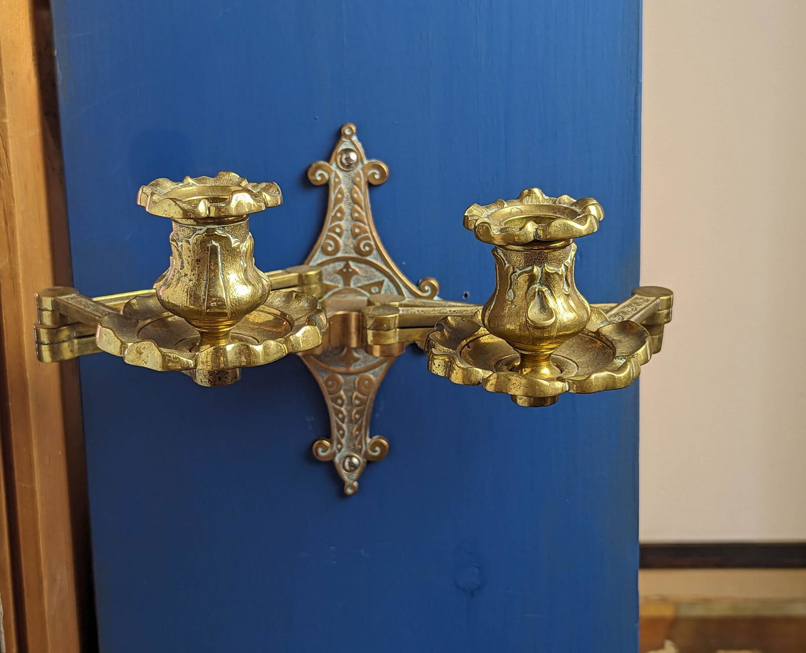 FANCY BRASS WALL MOUNT SCISSOR DOUBLE CANDLE SCONCE. (1 of 3)