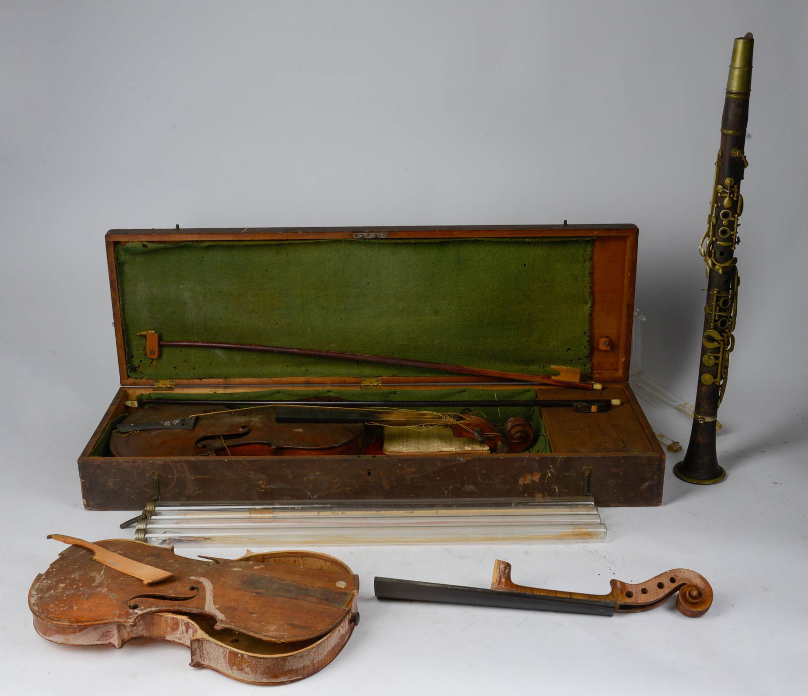 ANTIQUE VIOLIN IN CASE. (1 of 7)