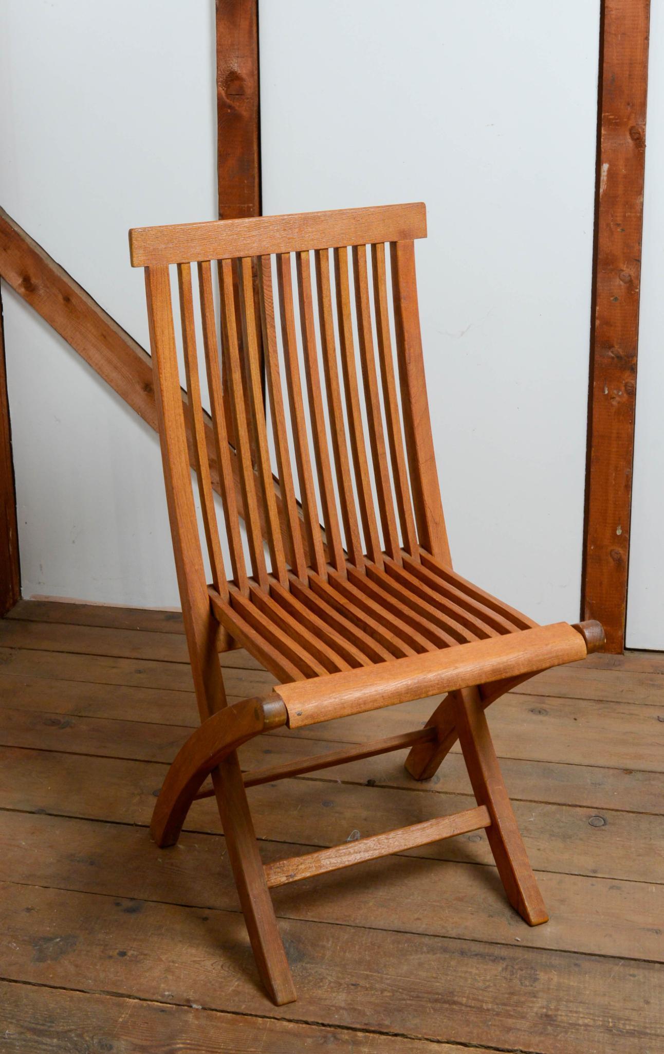 GEORGE H. W. BUSH'S FOLDING TEAK DECK CHAIR (1 of 2)