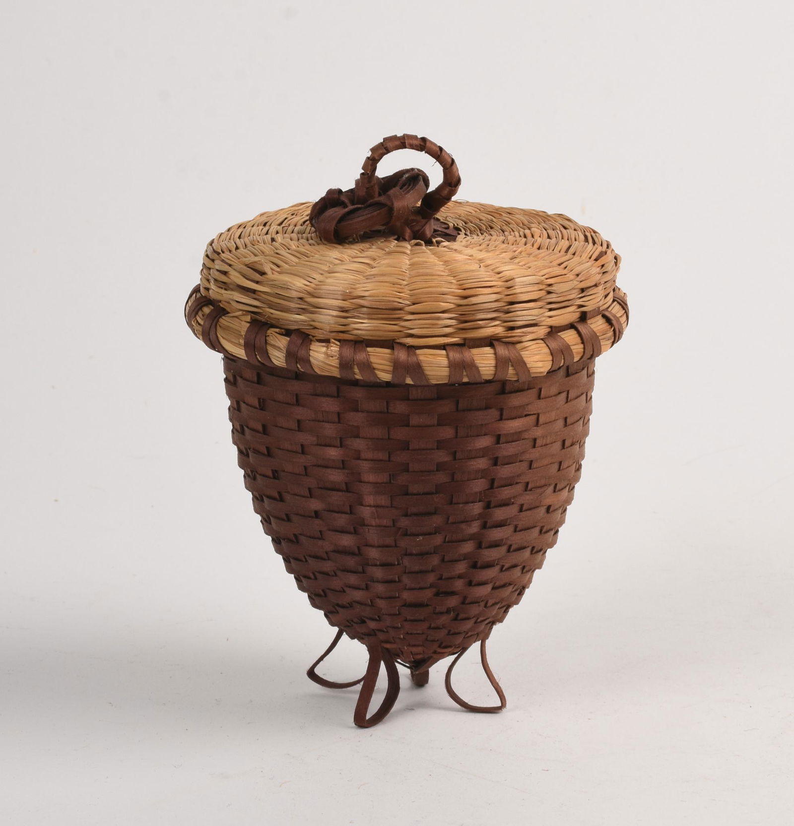 Acorn Pedestal Basket. (1 of 5)