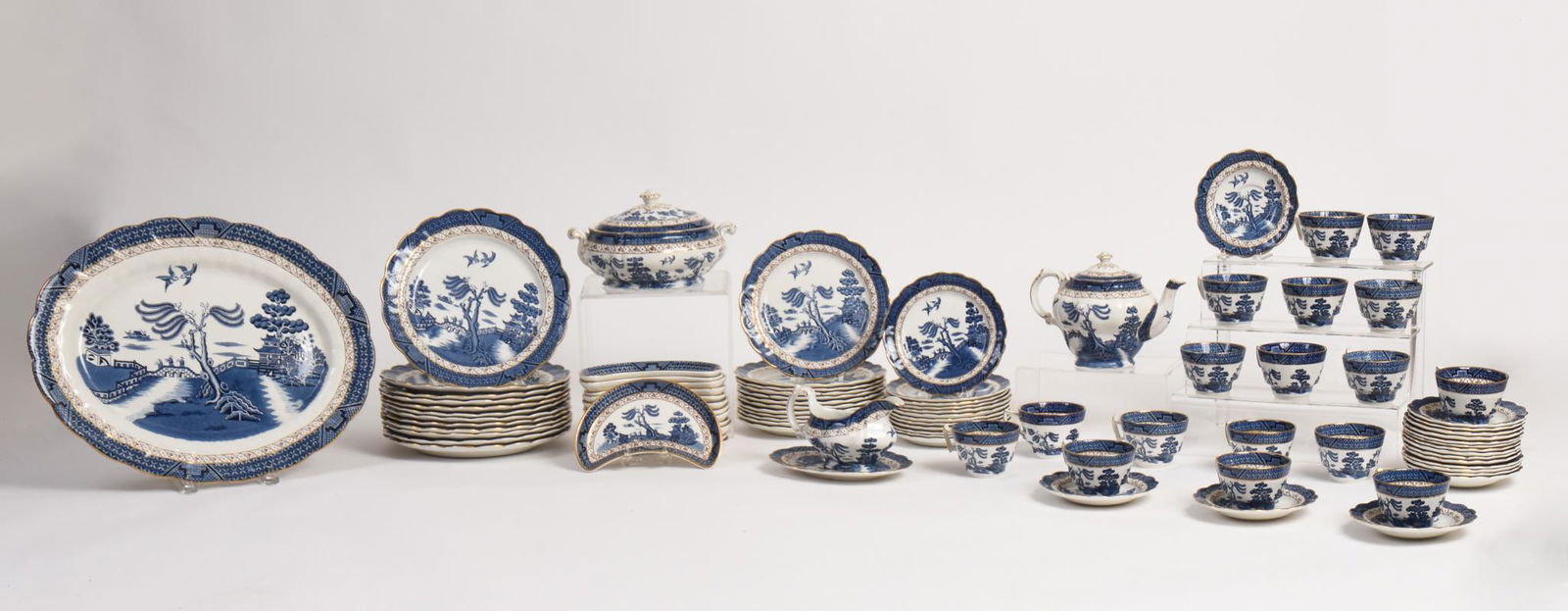 Booth's Real Old Willow Dinner Service. (1 of 6)