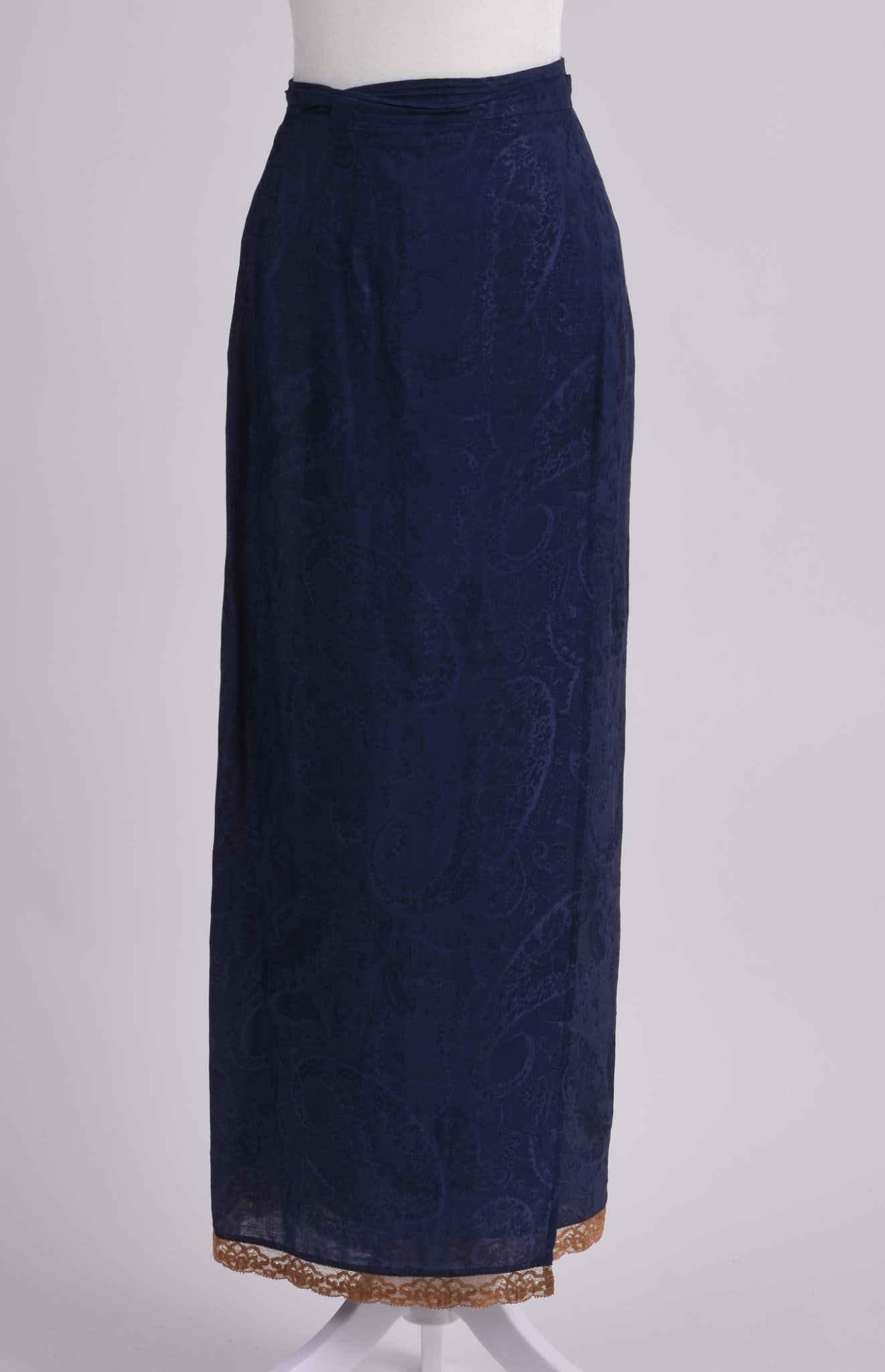 ETRO Silk Wrap Skirt, 42: Size 42, Blue Paisley CONDITION:These are used articles, and may exhibit minor stains, wear, slight odors, and other minor defects. We have attempted to show any major damage in photographs and note i