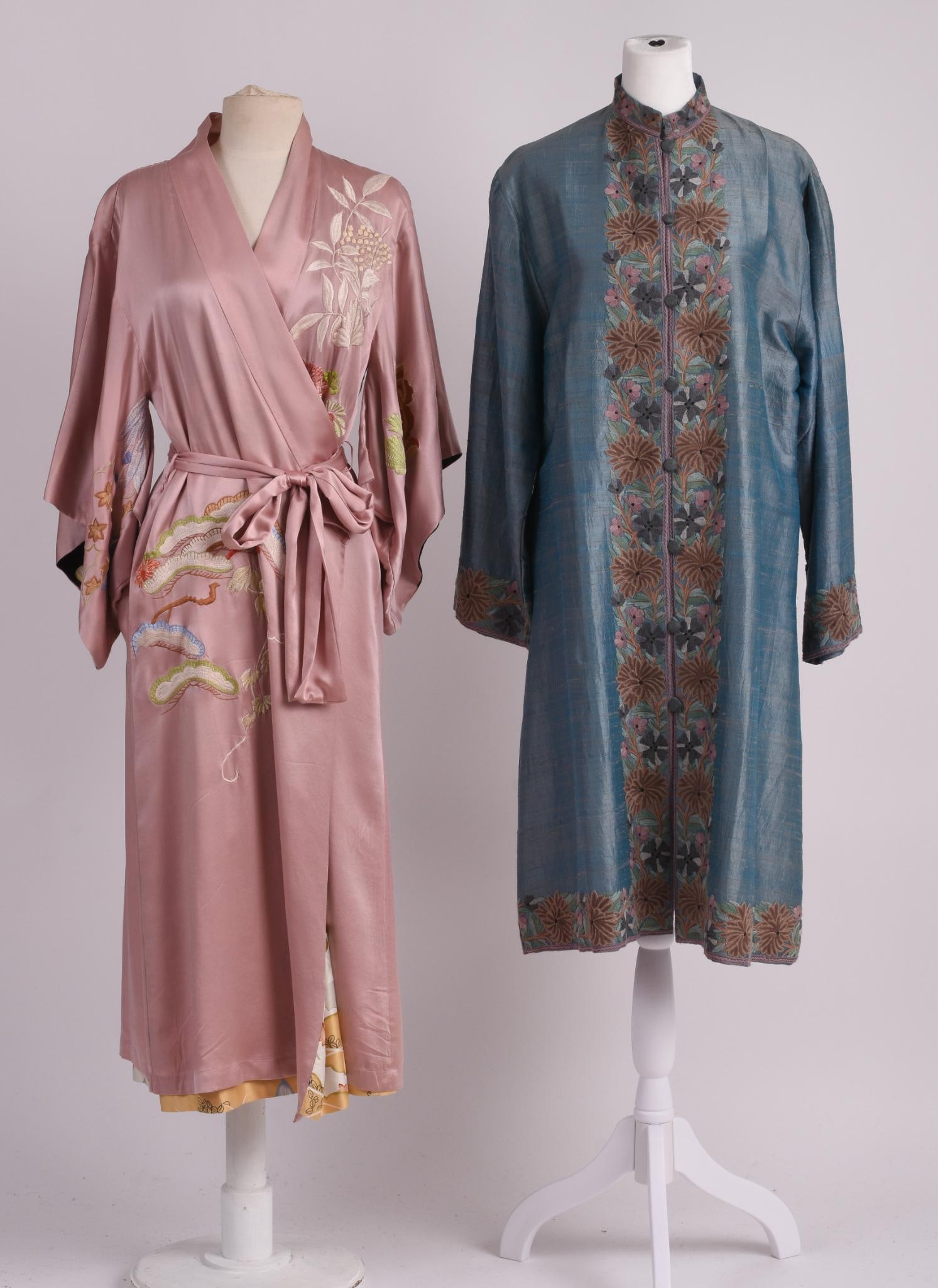 Natori Silk Kimono, XS: With unidentified blue silk robe. Natori kimono size XS. CONDITION: These are used articles, and may exhibit minor stains, wear, slight odors, and other minor defects. We have attempted to show any ma