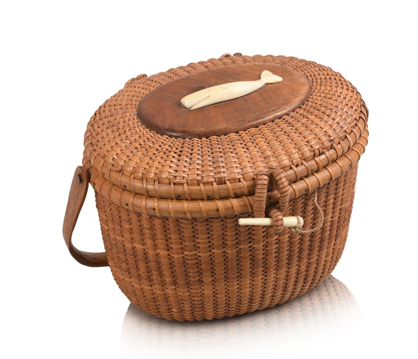 JOSE FORMOSO REYES NANTUCKET FRIENDSHIP BASKET.: With carved whale, signed on base, height 6.5 inches, width 8 inches. Good condition, one small break to weaving at top.
