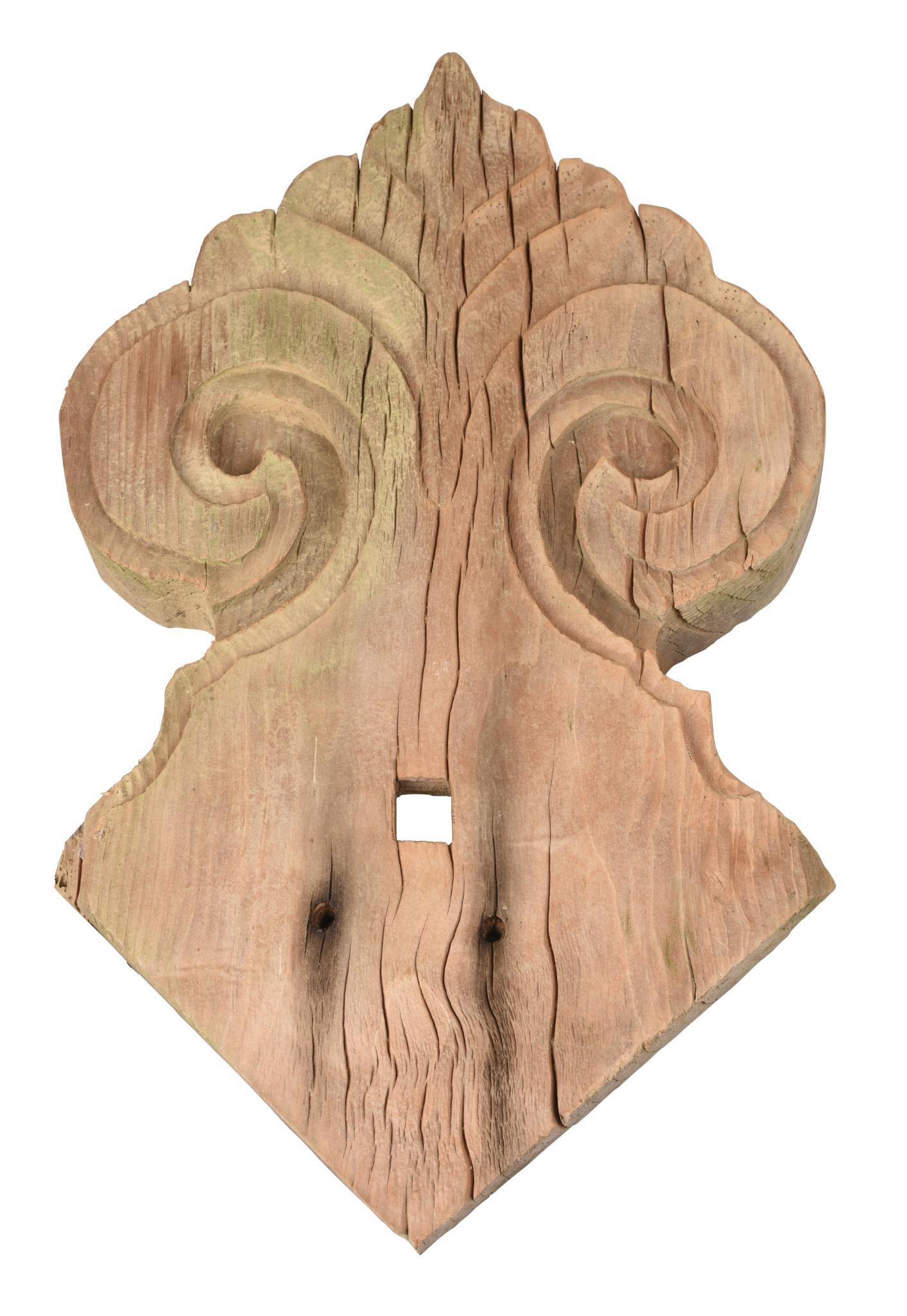 MUROMACHI PERIOD CARVED ARCHITECTURAL ELEMENT. (1 of 2)