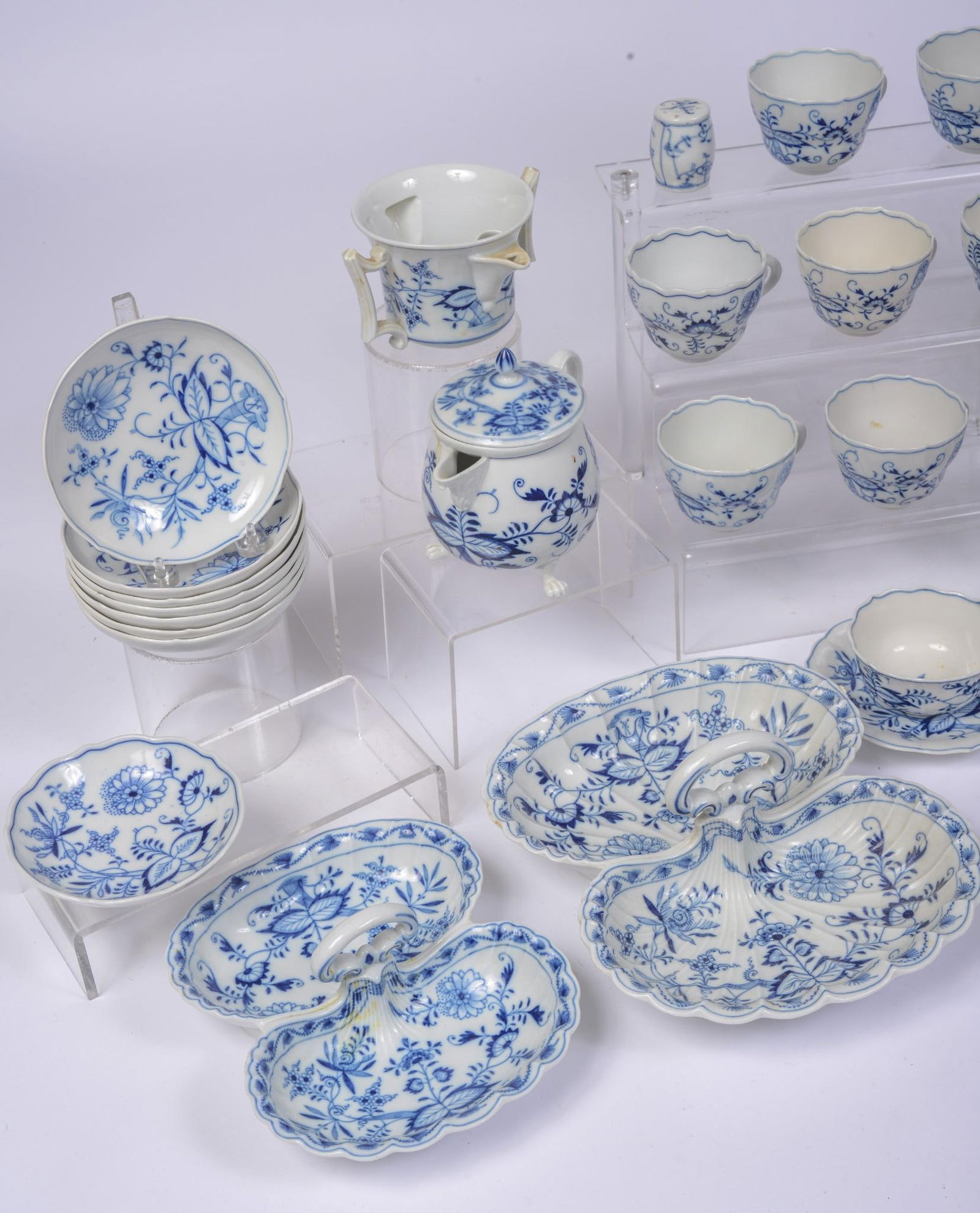 MEISSEN BLUE ONION PATTERN PARTIAL PORCELAIN DINNER SERVICE (1 of 12)