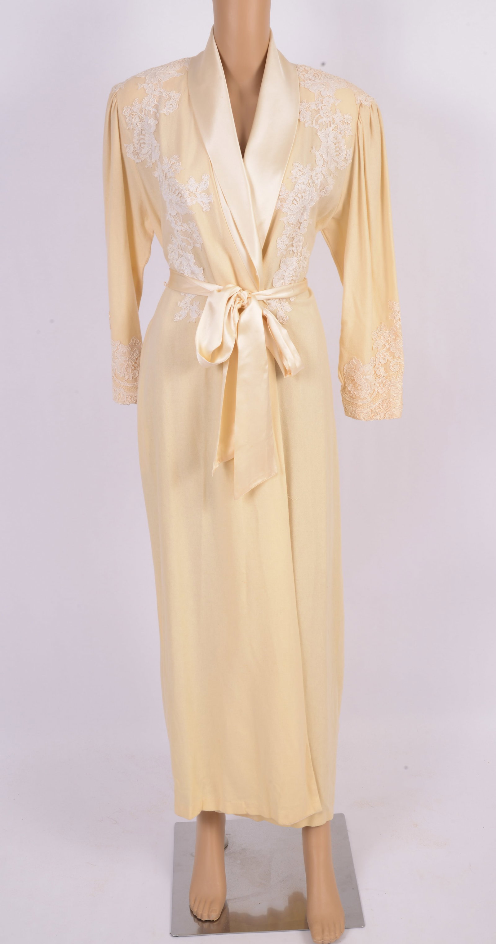 Elizabeth Arden The Salon Pale Yellow Cashmere Bathrobe Size S: With floral lace detail, length 55.5 inches, good condition