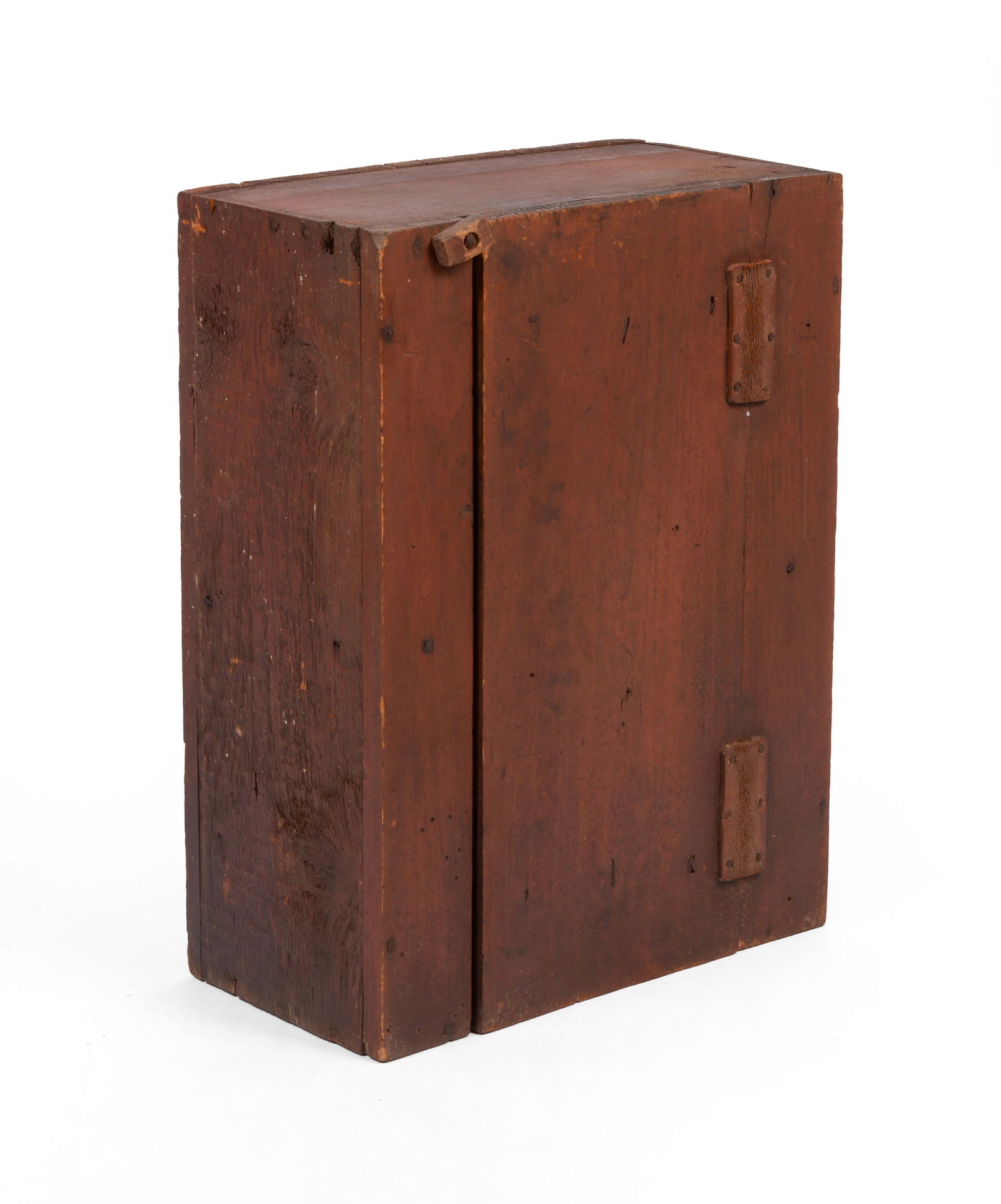 18TH CENTURY NEW ENGLAND PINE WALL CABINET IN RED PAINT. (1 of 3)