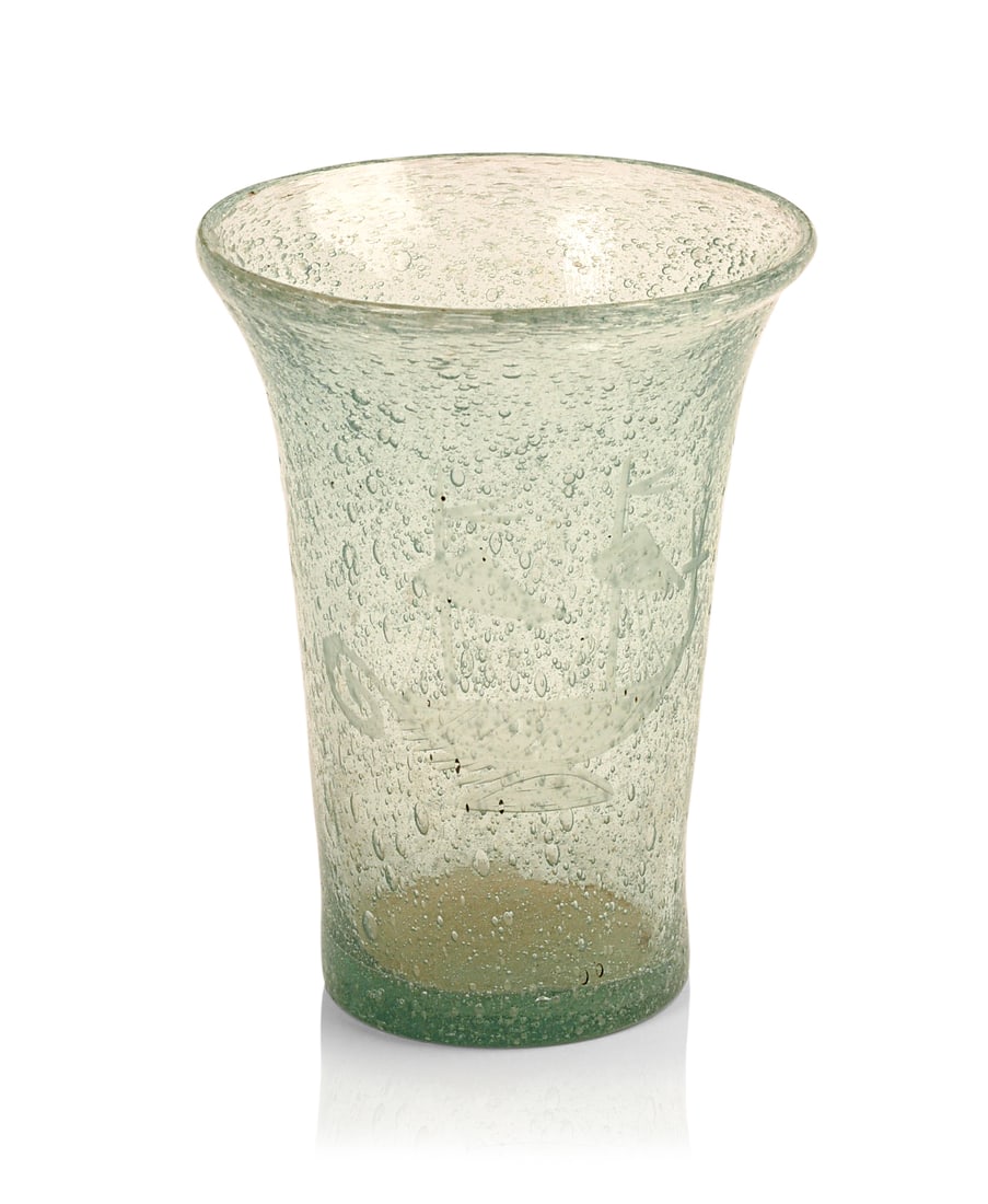 EARLY SEEDED GLASS BEAKER WITH ENGRAVING OF A SHIP.: Height 4.5 inches, very good condition.