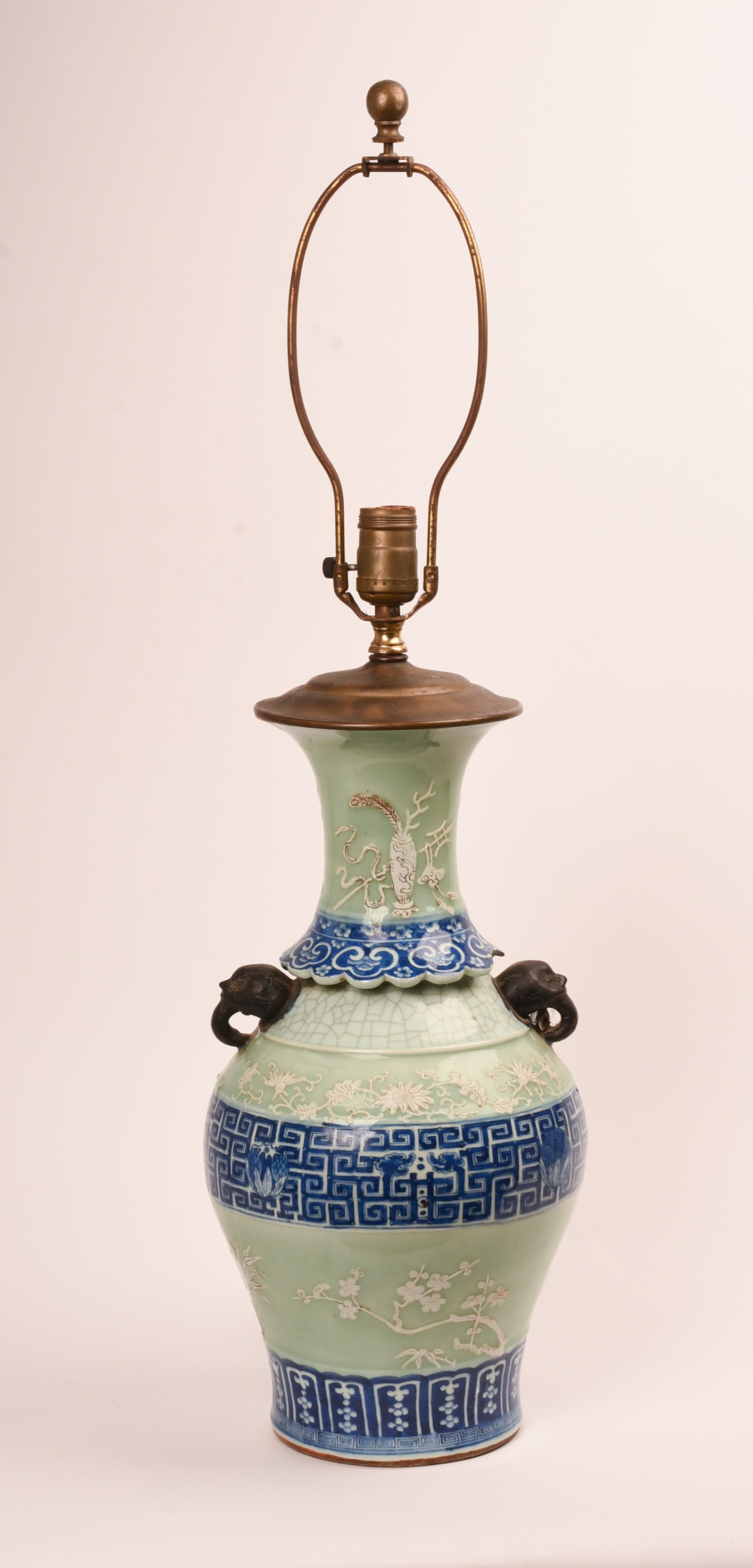 UNUSUAL CHINESE BLUE AND WHITE PORCELAIN VASE. (1 of 6)