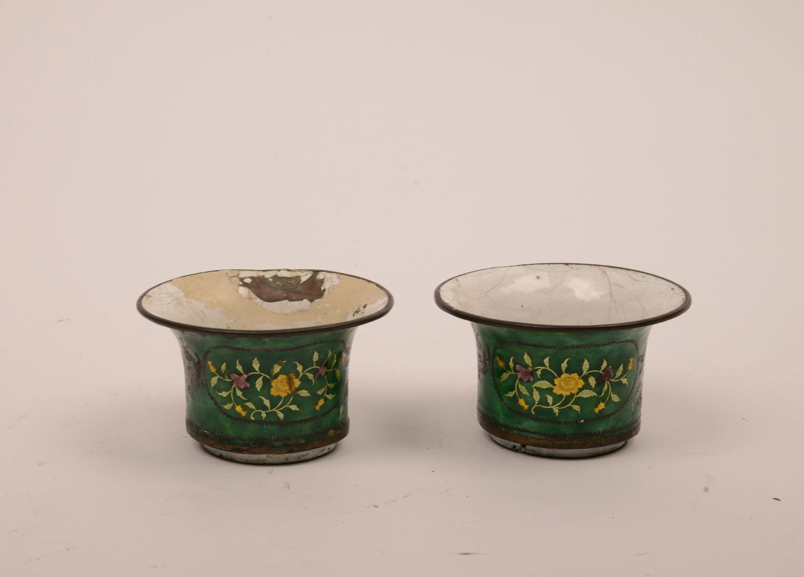 PAIR OF CHINESE GREEN GROUND CANTON ENAMEL BOWLS. (1 of 3)