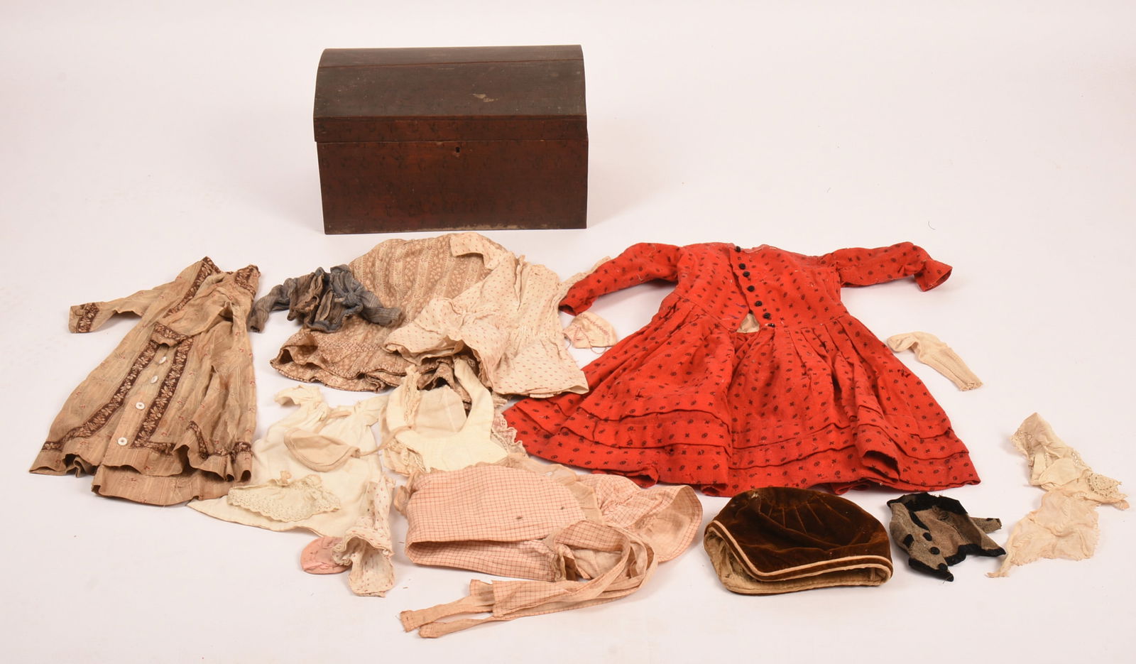 New England Grain Painted Dome Top Box. (1 of 5)