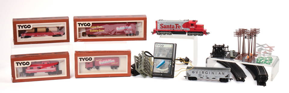 Tyco Santa Fe 5628 Model Train Set.: Includes track, locomotive, four cars and controllers. In original box, not tested. IN HOUSE SHIPPING: We offer very competitively priced in house shipping for all items in this sale. Please contact u