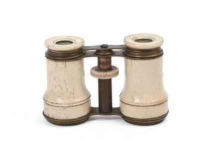 19TH CENTURY WHALEBONE OPERA GLASSES.: Good optics. Width 4.5 inches. IN HOUSE SHIPPING: We offer very competitively priced in house shipping for all items in this sale. Please contact us for a quote.