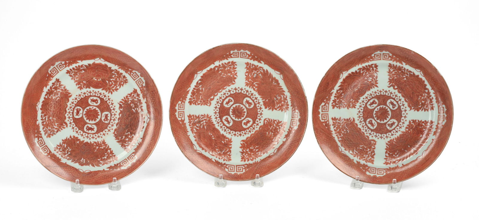 THREE CHINESE EXPORT ORANGE FITZHUGH PLATES. (1 of 3)