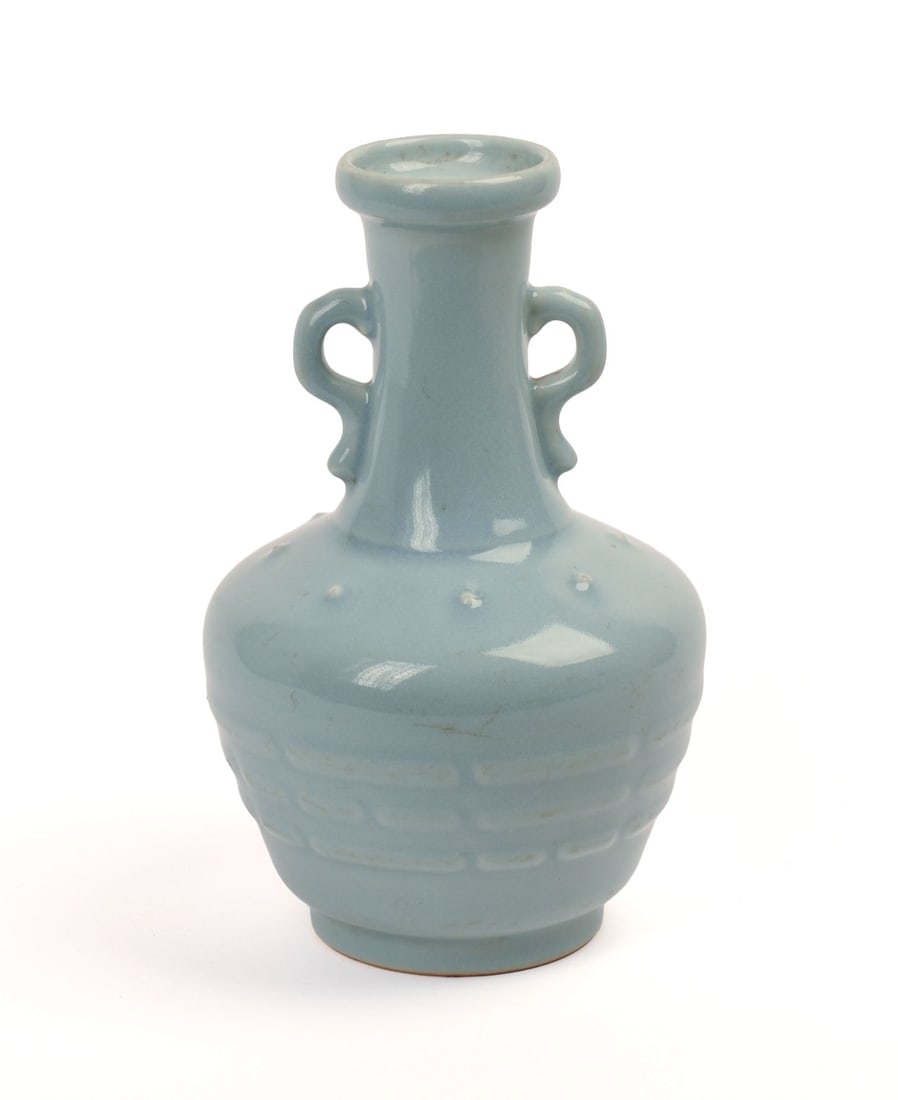 CHINESE TWO HANDLED VASE IN BLUE GLAZE. (1 of 6)
