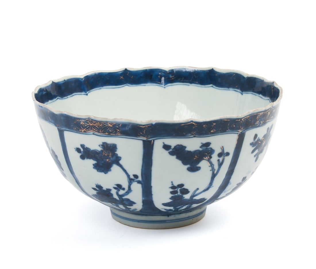 18TH CENTURY CHINESE BLUE AND WHITE BOWL.