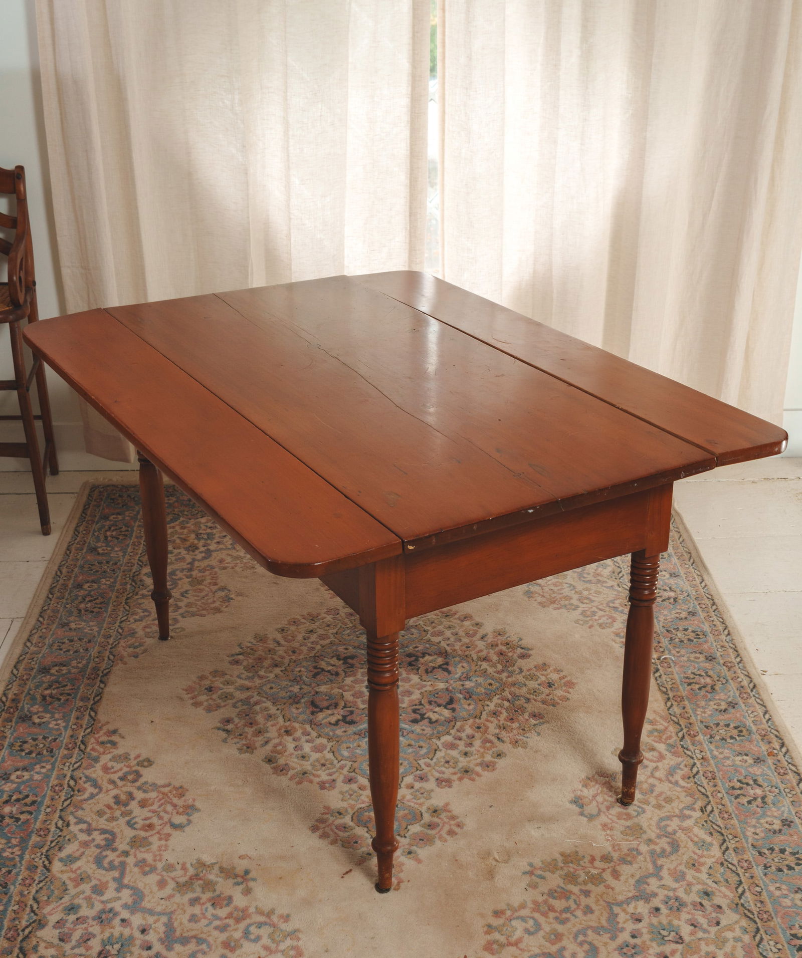 Sheraton Drop Leaf Table. (1 of 4)