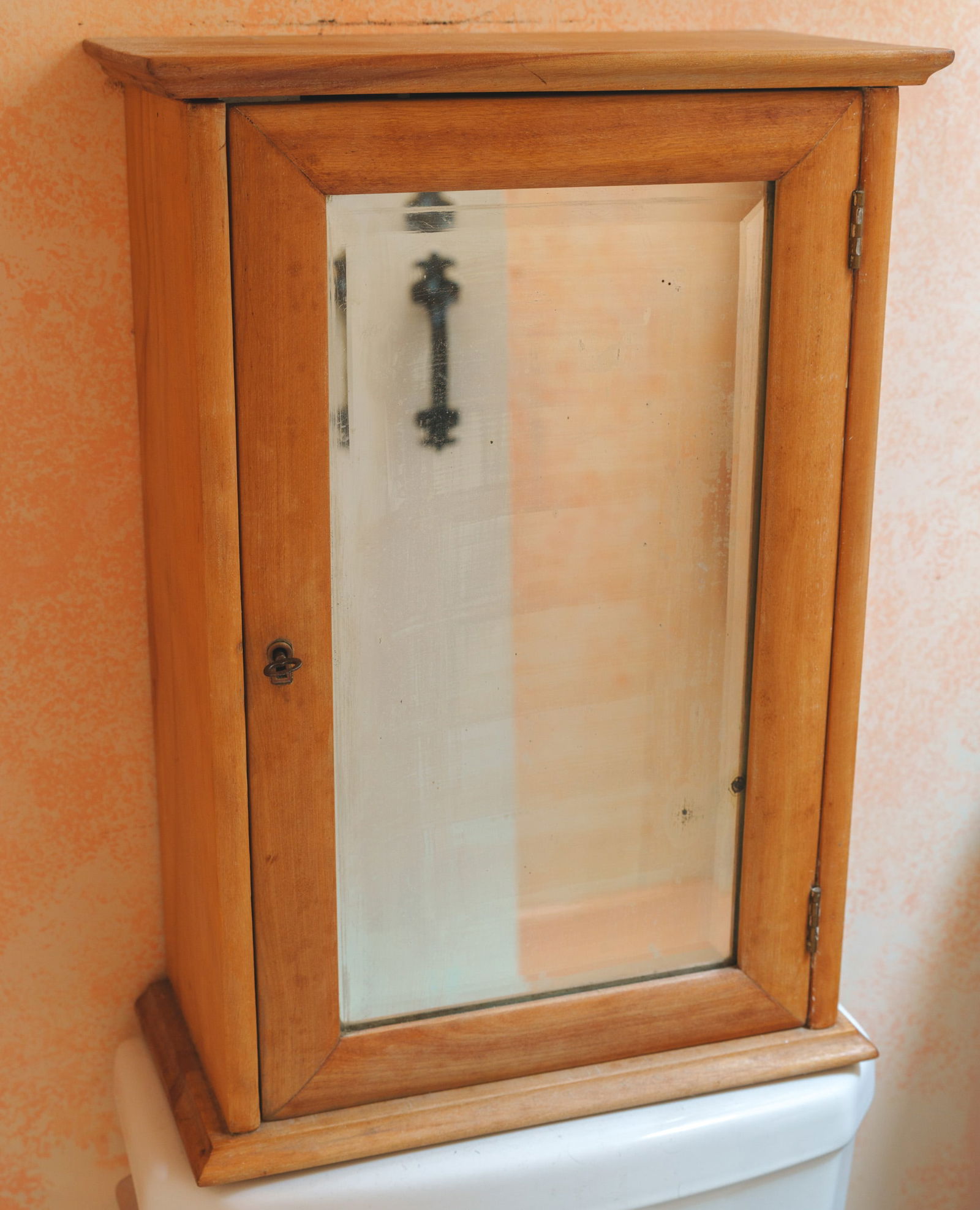 Small Hanging Cabinet. (1 of 2)