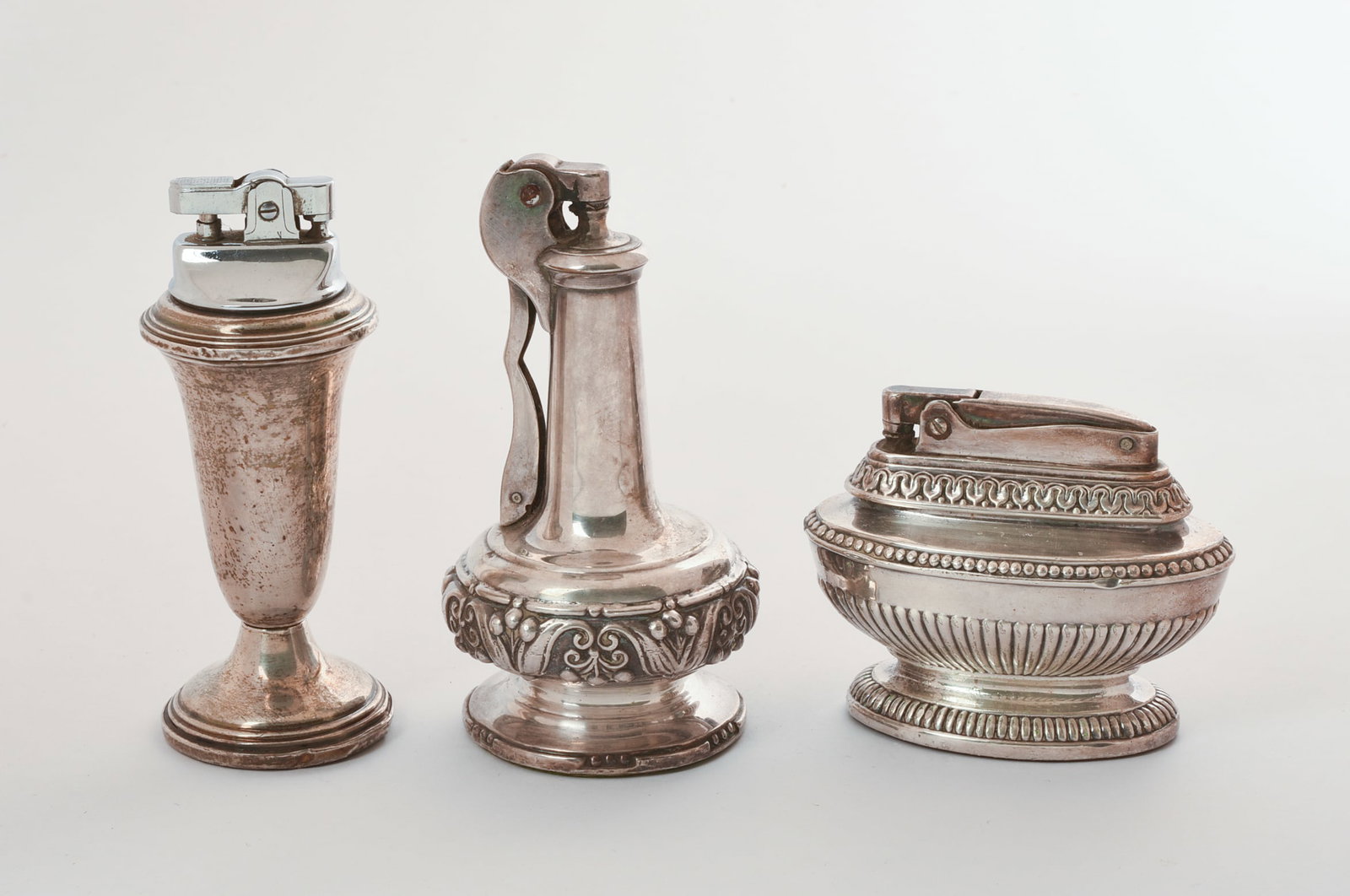 THREE VINTAGE LIGHTERS.: Two Ronson, one unmarked, heights 3 and 4.5 inches.