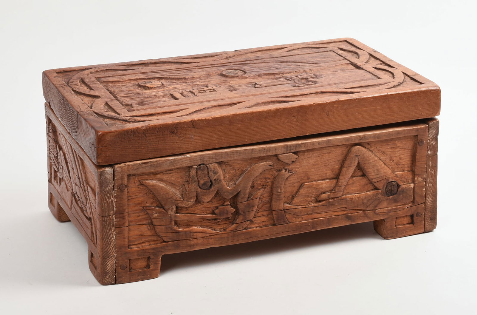 EARLY 20TH  CENTURY FOLK ART CARVED BOX. (1 of 6)
