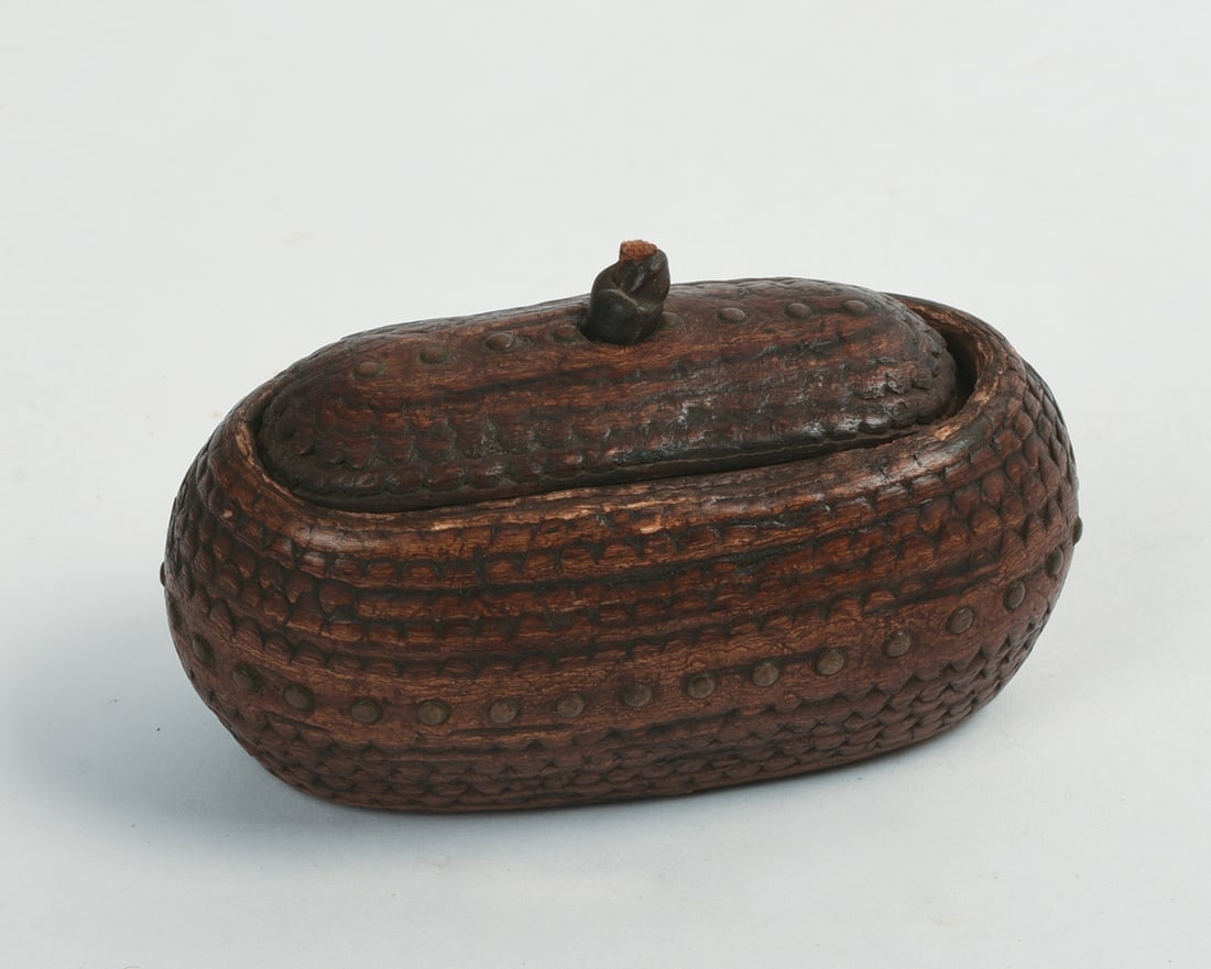 CARVED WOODEN SNUFF BOX. (1 of 3)