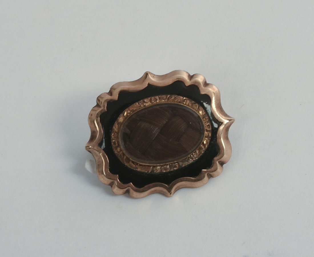 VICTORIAN BROOCH WITH HAIR.: 1 x .75 inches.