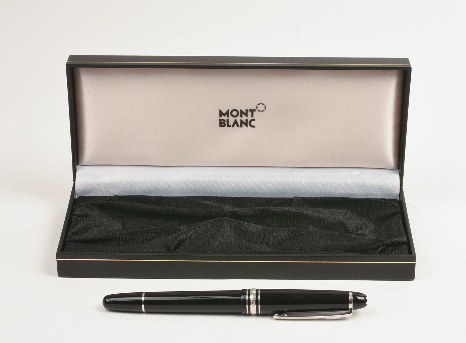 Mont Blanc Fountain Pen.: Good condition, with original box and manual.