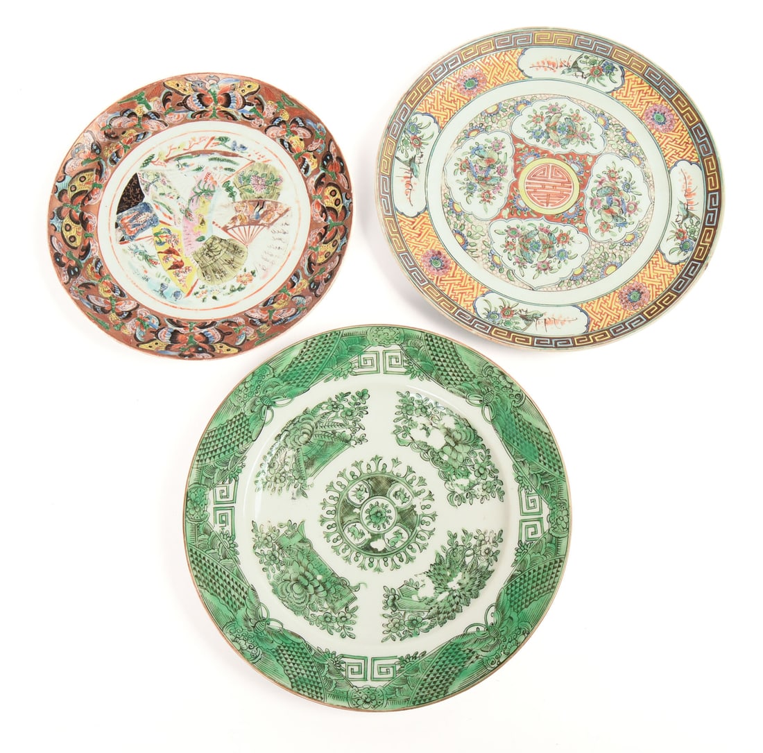 THREE CHINESE FAMILLE ROSE PORCELAIN PLATES. (1 of 2)