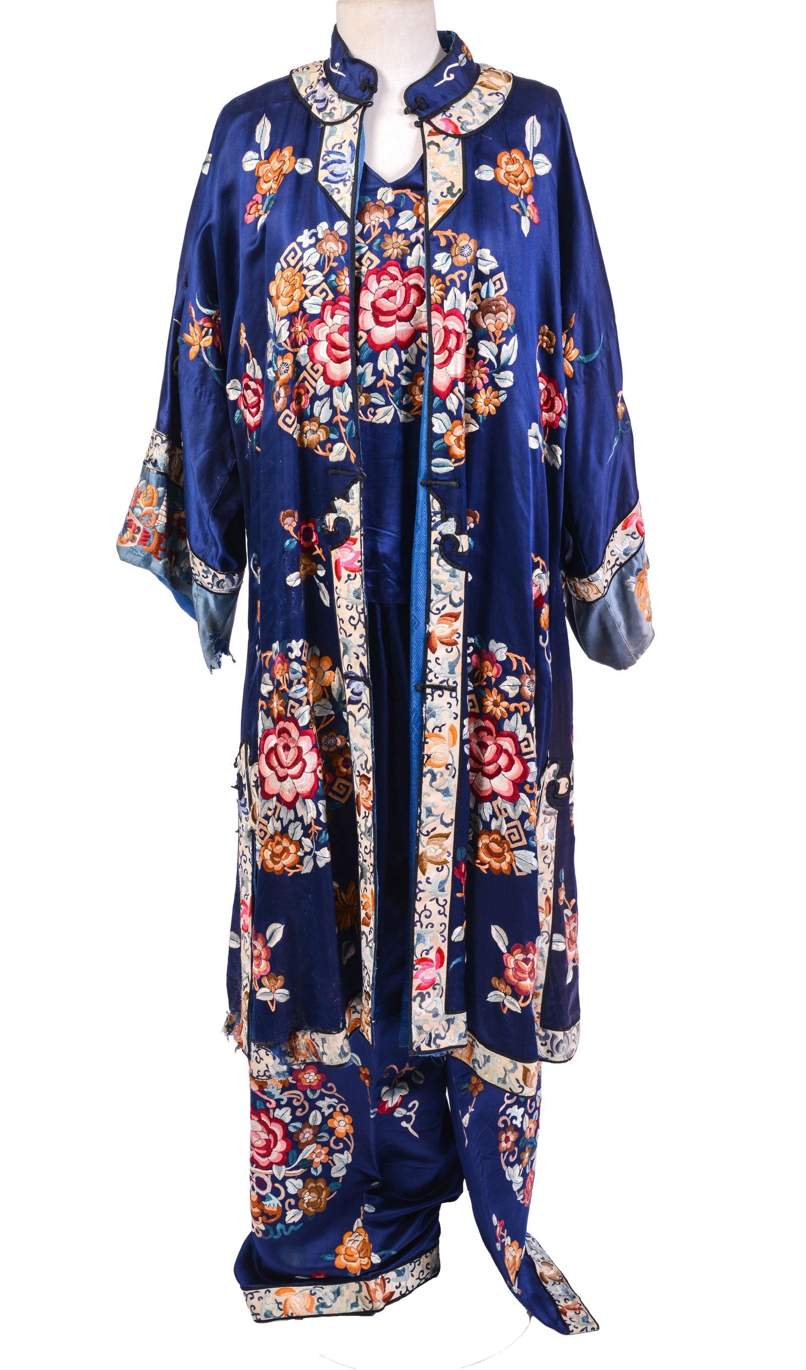 CHINESE EMBROIDERED SILK ROBE. (1 of 10)