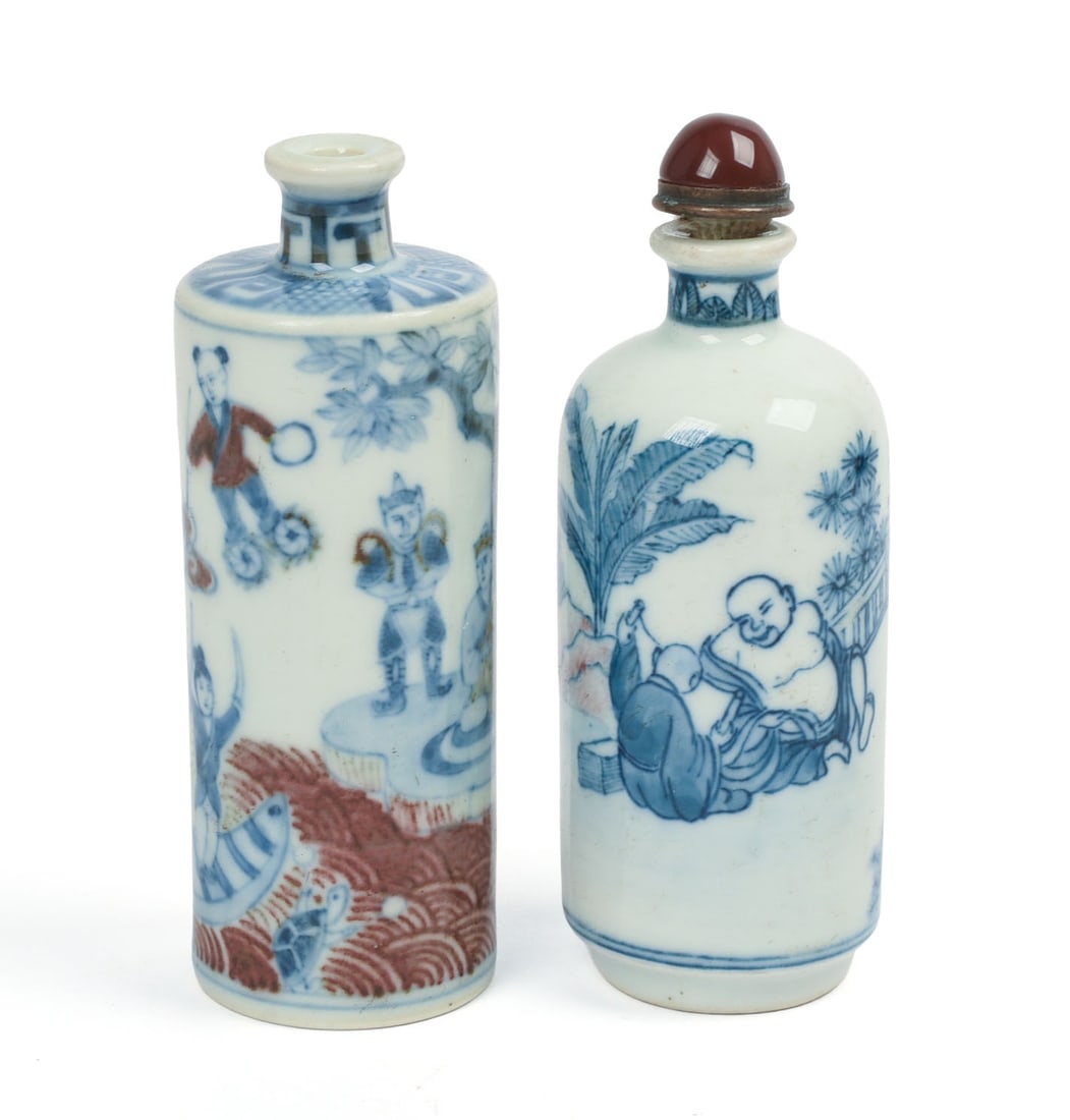 TWO CHINESE PORCELAIN SNUFF BOTTLES. (1 of 4)