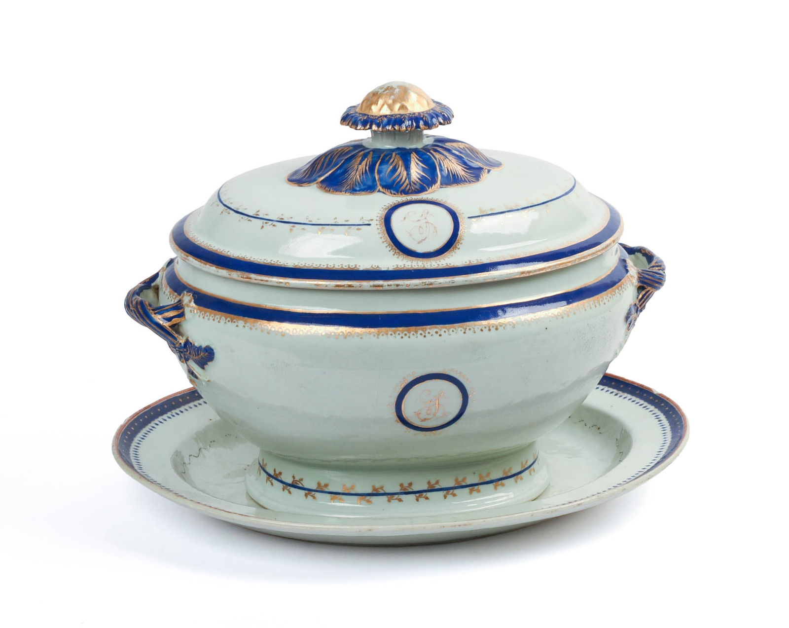 CHINESE EXPORT PORCELAIN ARMORIAL TUREEN AND UNDERTRAY. (1 of 11)