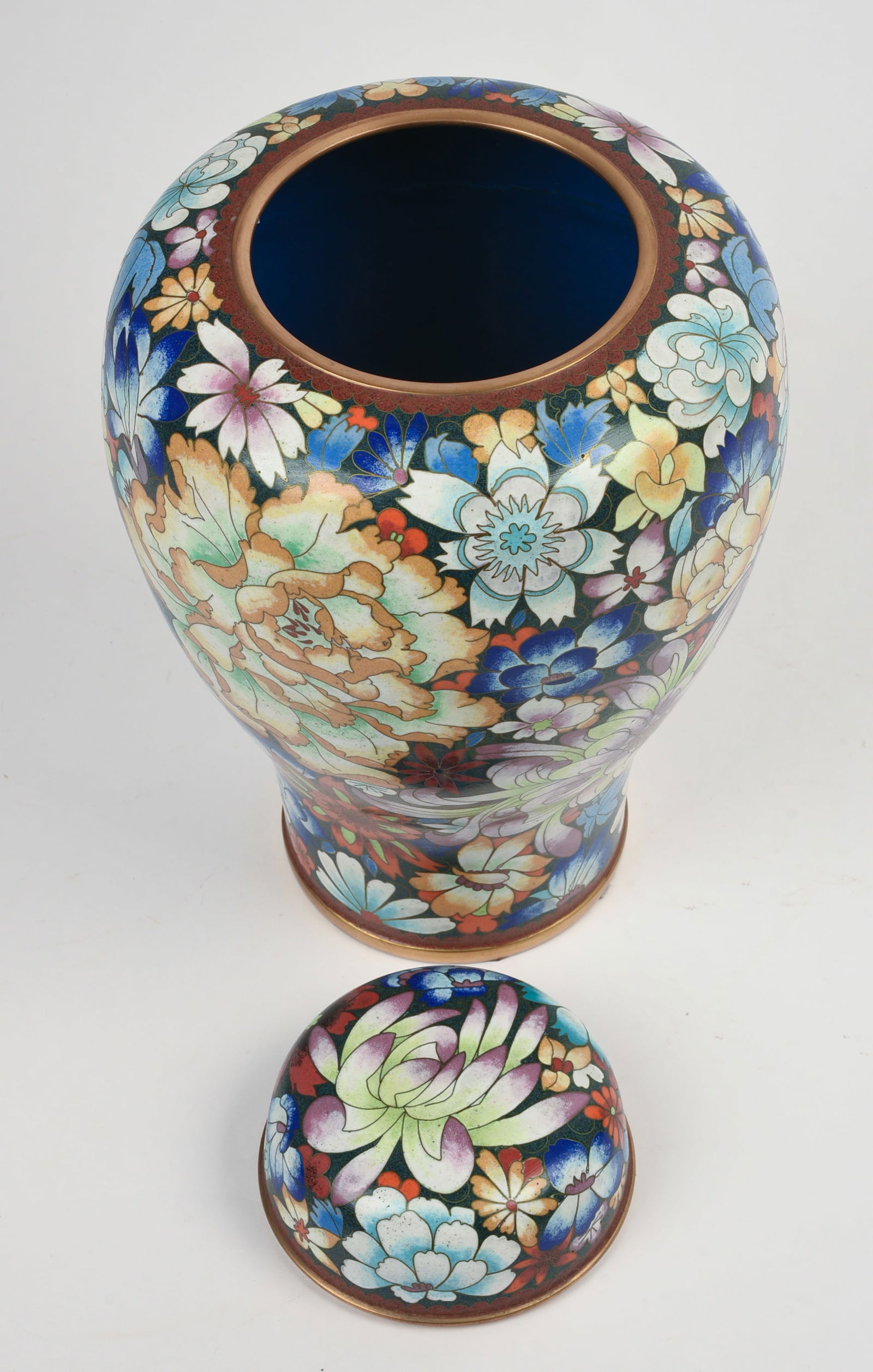 LARGE CHINESE CLOISONNE COVERED JAR. - 4