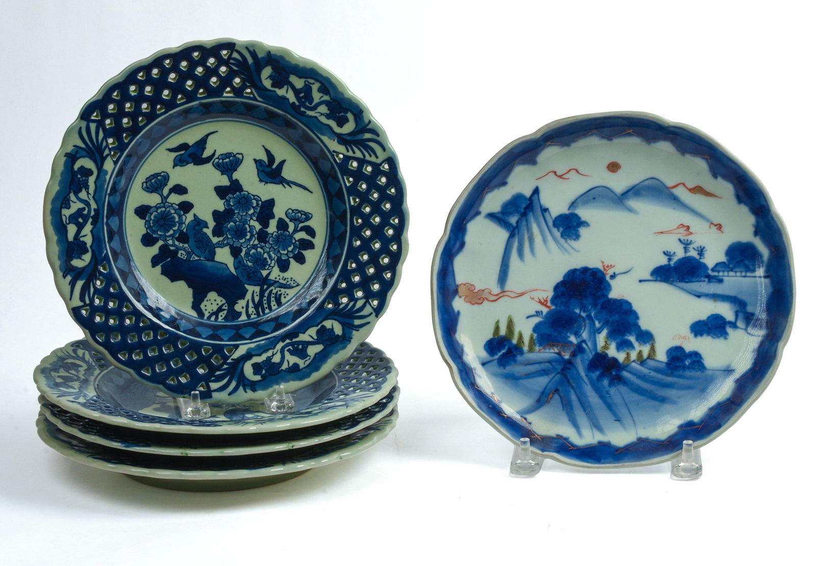 FIVE CHINESE PORCELAIN PLATES. (1 of 5)