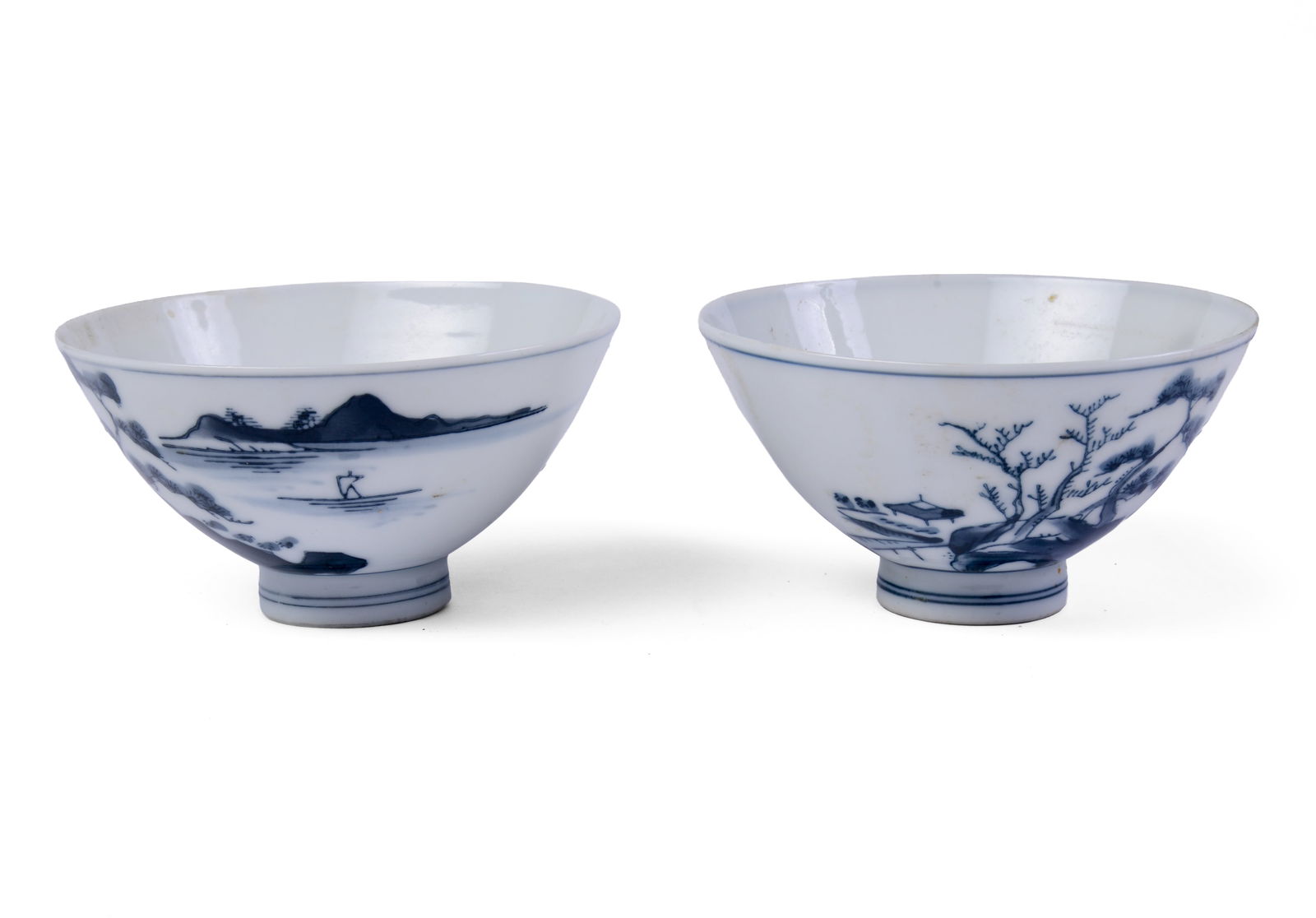 PAIR OF SMALL CHINESE BLUE AND WHITE BOWLS.: Diameter 4.5 inches, very good condition.