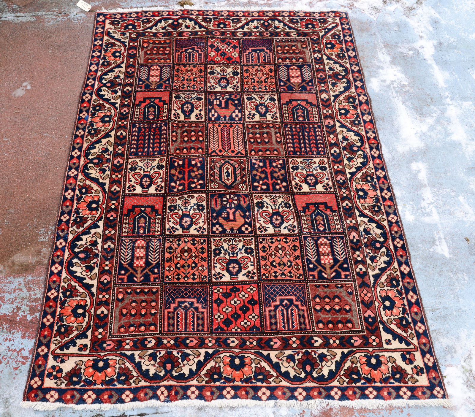 BAKHTARI ORIENTAL CARPET. - 2