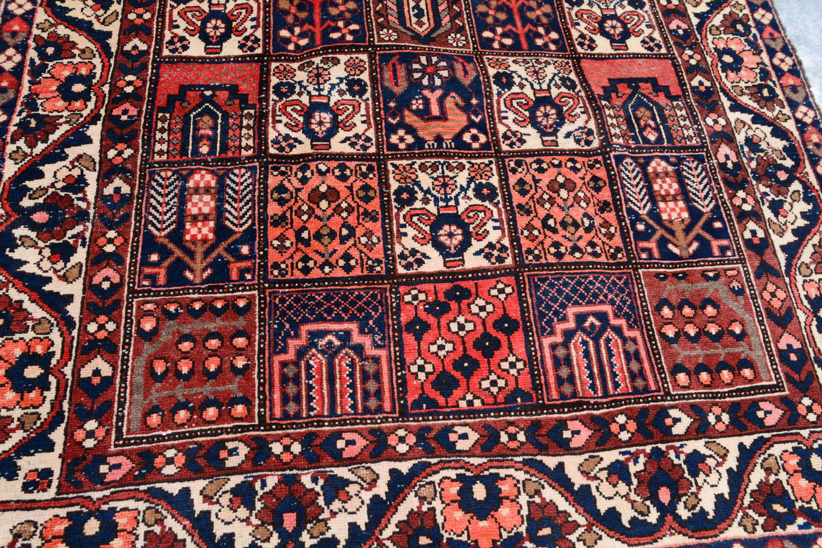 BAKHTARI ORIENTAL CARPET. - 3