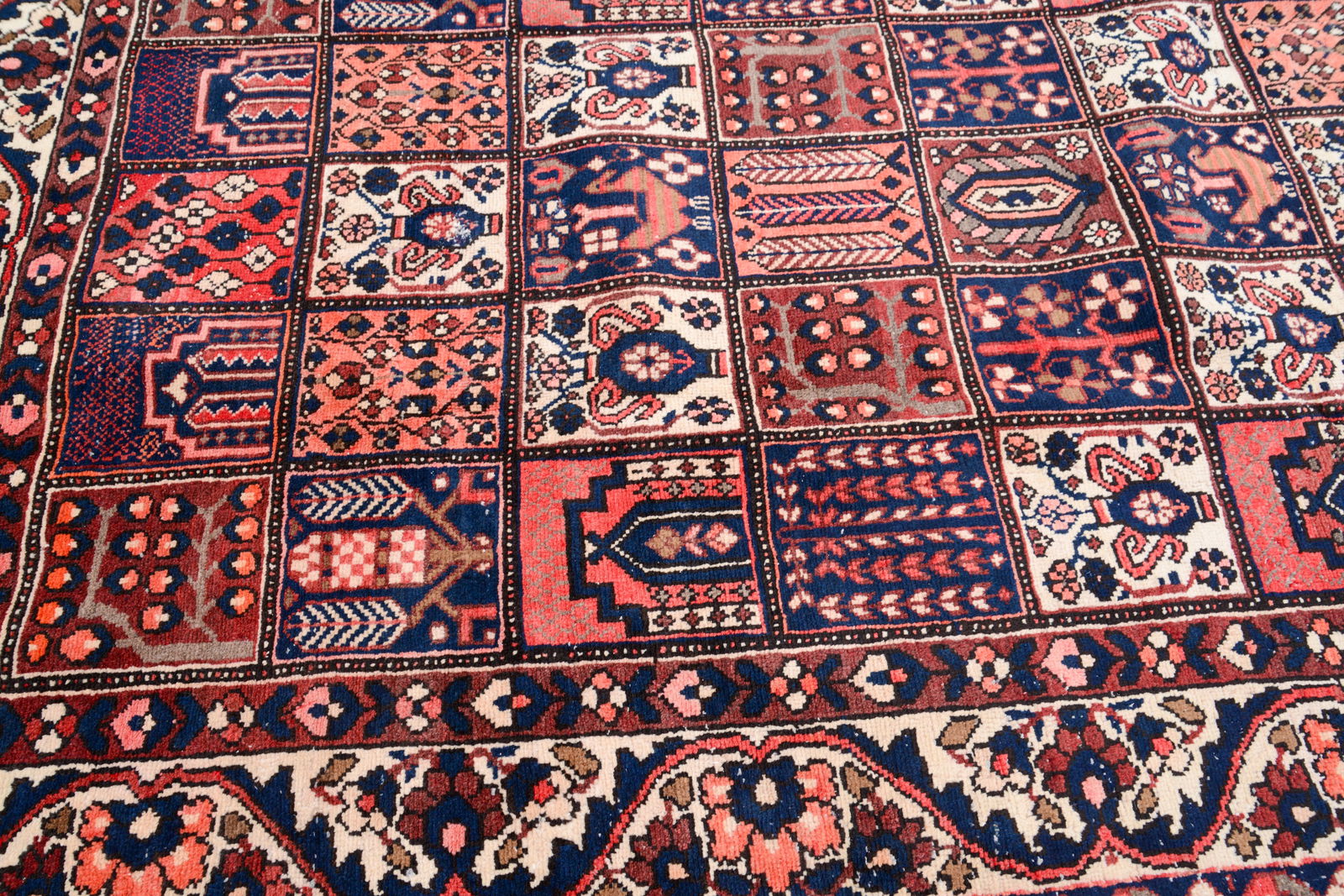 BAKHTARI ORIENTAL CARPET. - 4