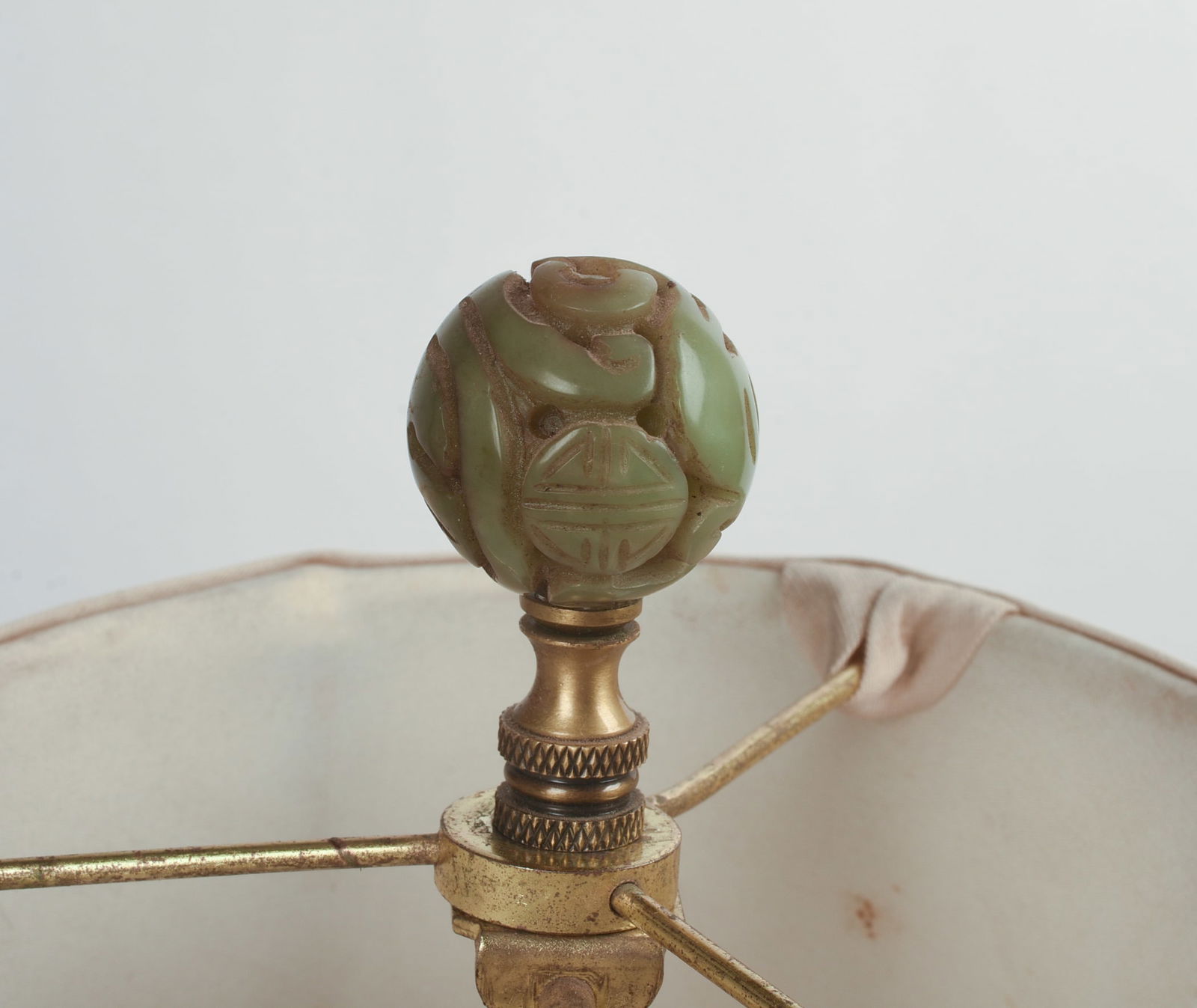 EUROPEAN BRASS URN FORM TABLE LAMP. - 2