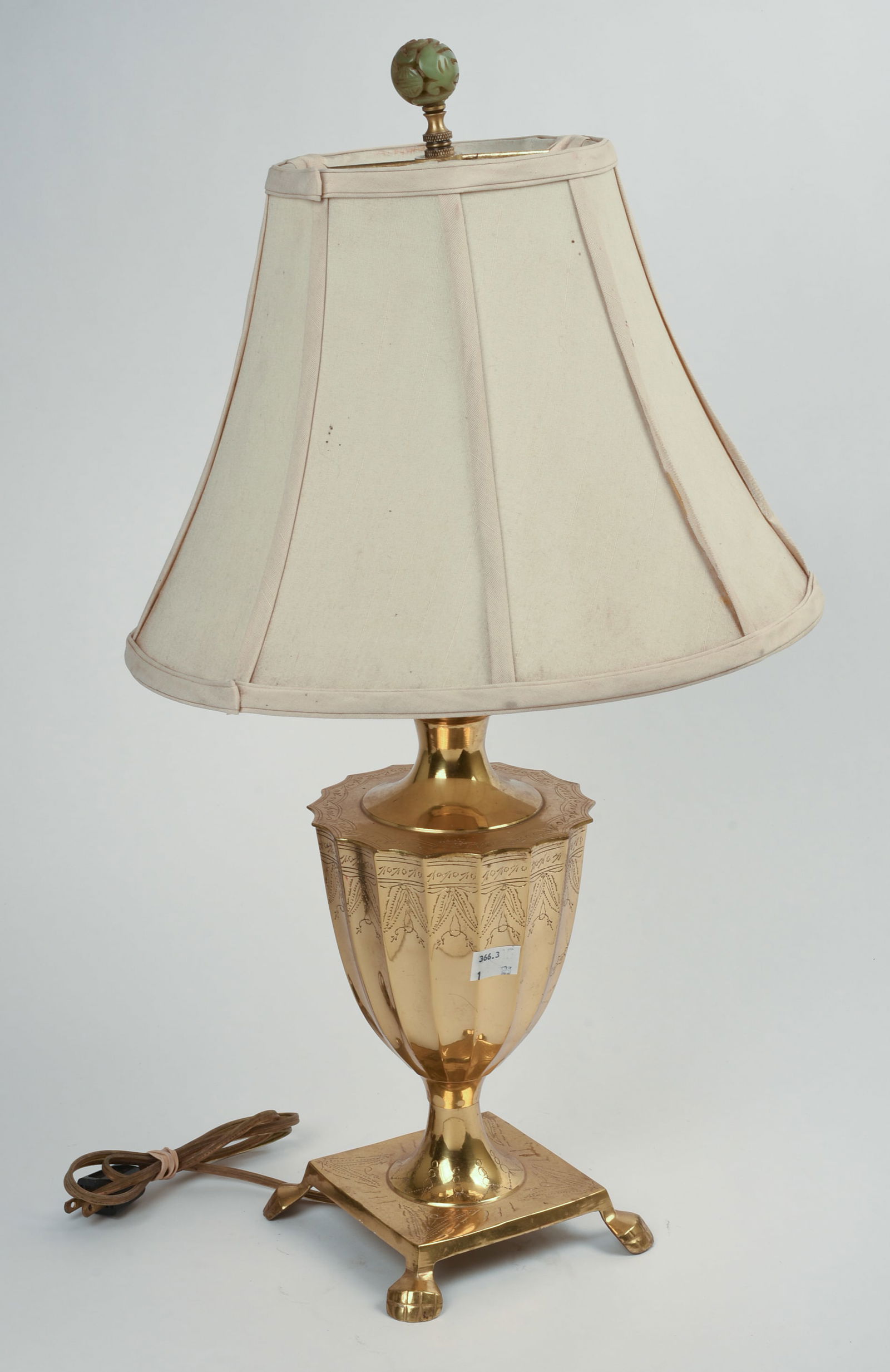EUROPEAN BRASS URN FORM TABLE LAMP. - 3