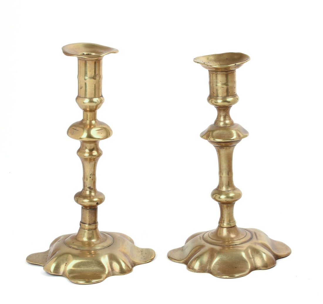 PAIR OF 18TH CENTURY QUEEN ANNE BRASS CANDLESTICKS. (1 of 4)