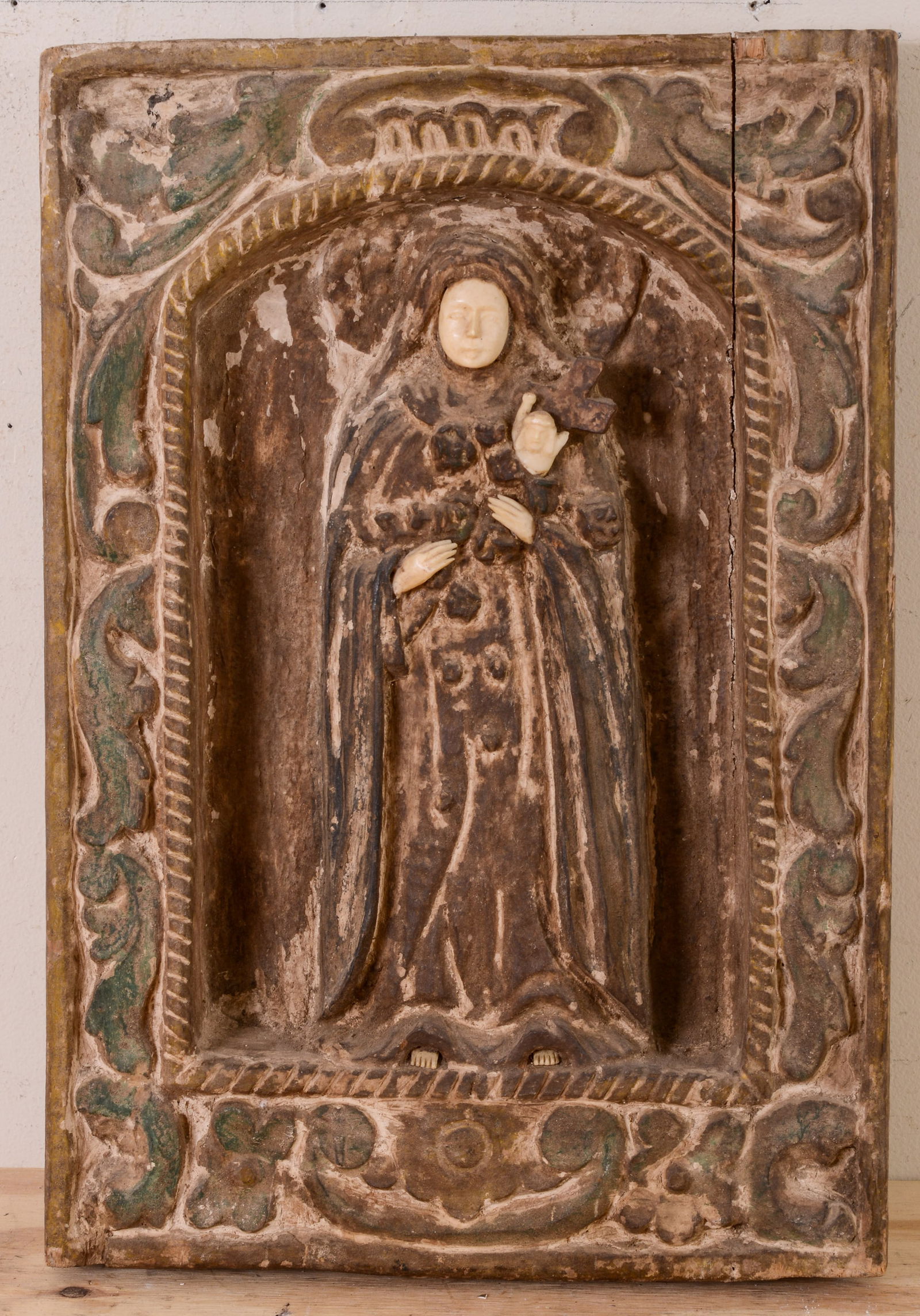 CARVED RETABLO OF FEMALE SAINT HOLDING CRUCIFIX. (1 of 3)