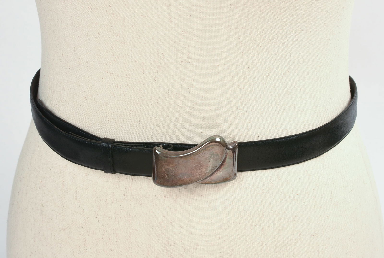 TIFFANY & CO STERLING SILVER AND LEATHER BELT.: Length 39 inches, buckle 2.5 x 1.5 inches.