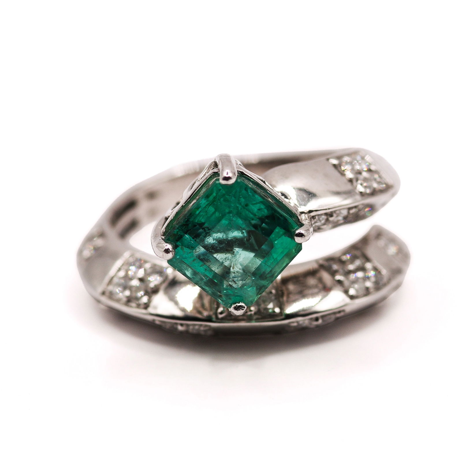 PLATINUM NATURAL EMERALD BERYL AND DIAMOND RING (1 of 3)